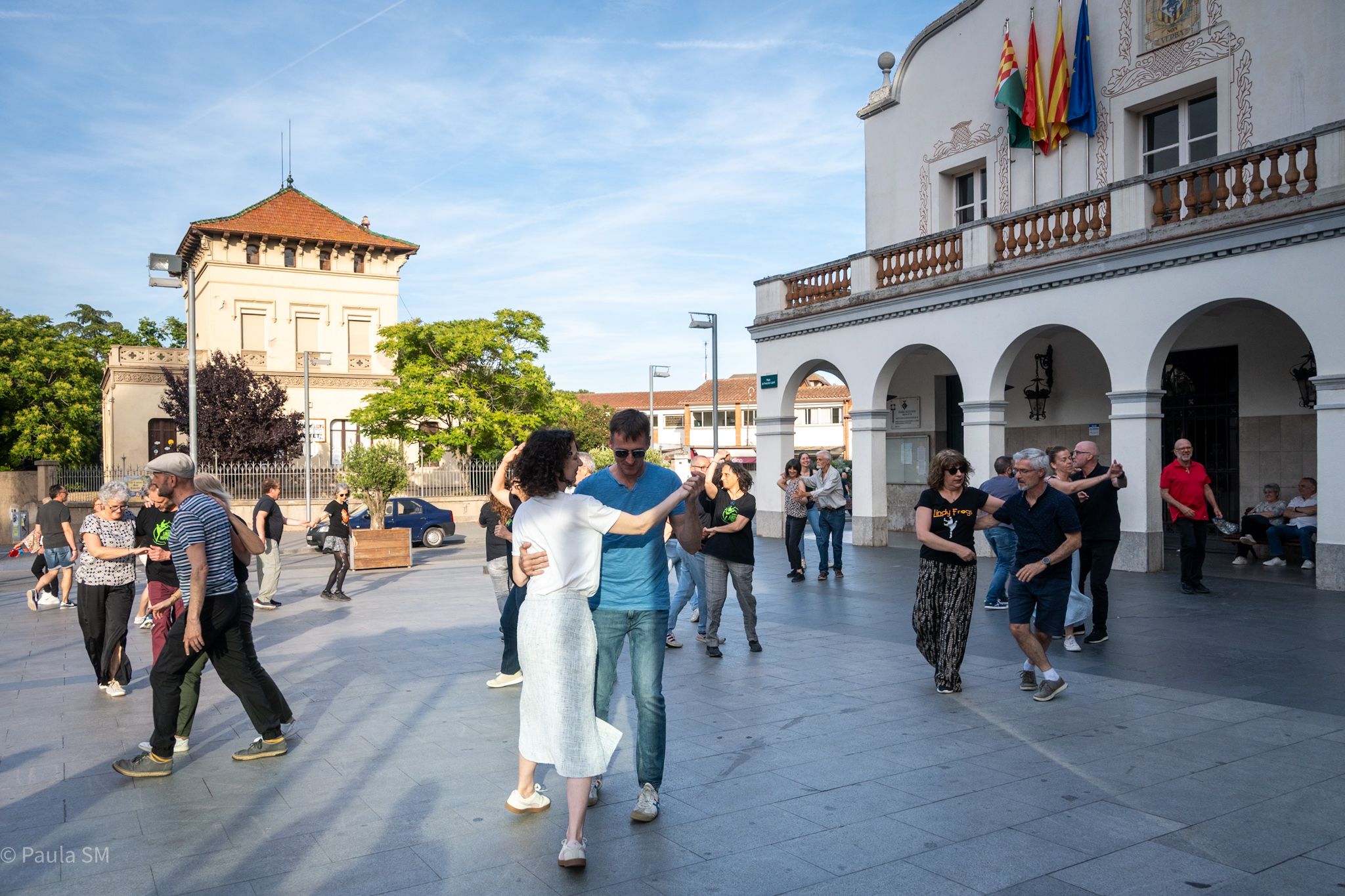 Balladors i balladores gaudint d’una jam de swing a la plaça Francesc Layret, diumenge. FOTO: Paula Sama