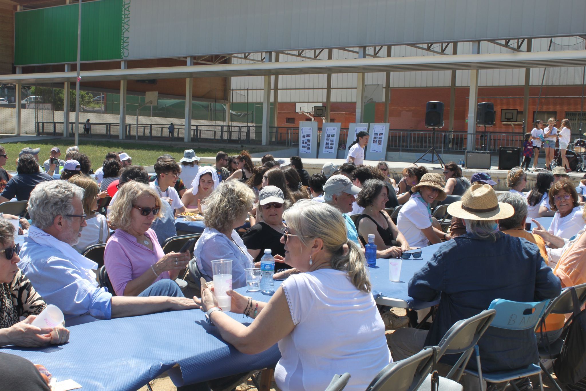 Al voltant d'una taula i dinant, moments de retrobada d'antics i actuals membres del Cau. FOTO: Cedida