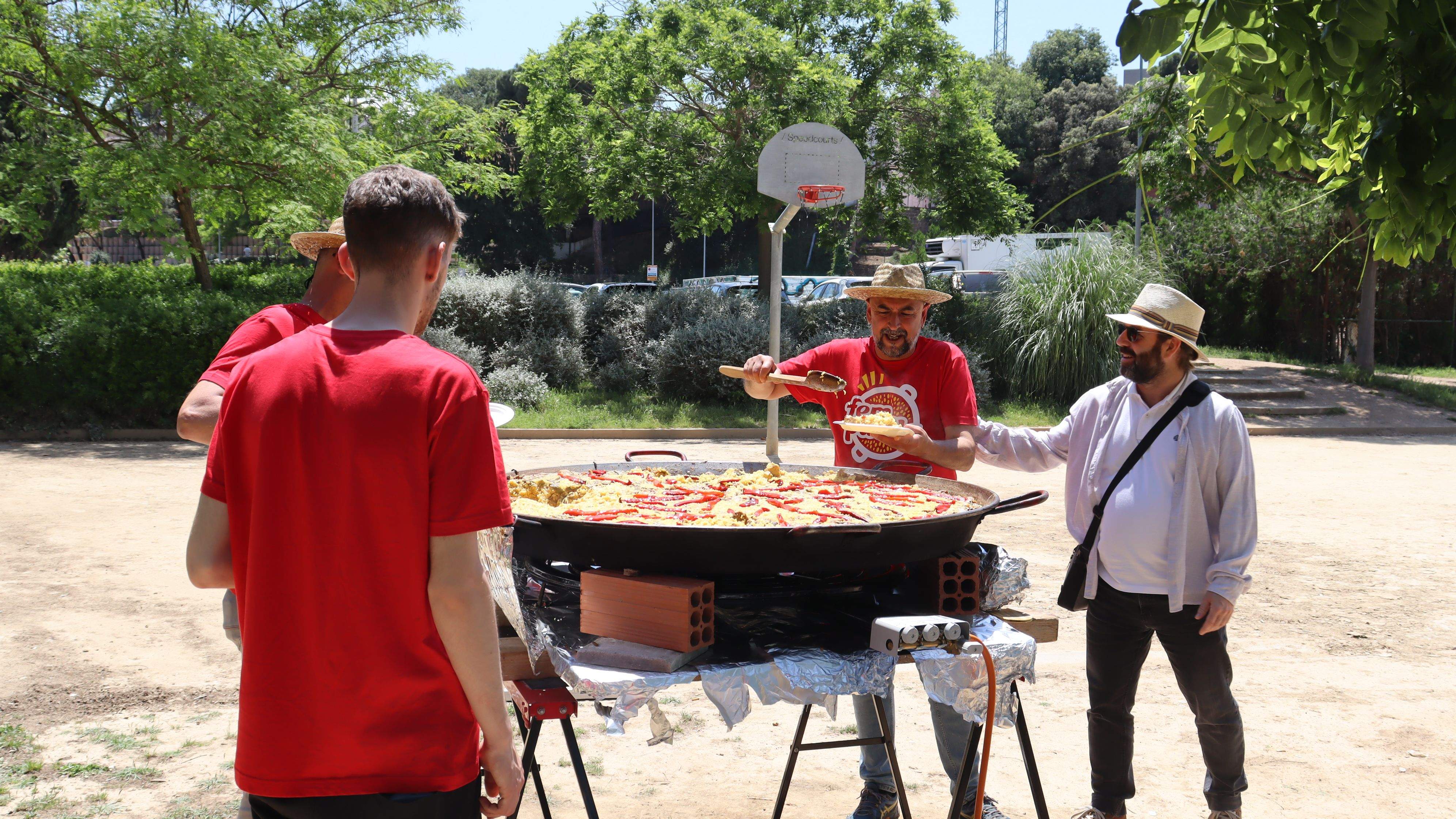 Preparació de la paella a la festa dels 60 anys del Cau Pau Casals. FOTO: Marc Mata. 