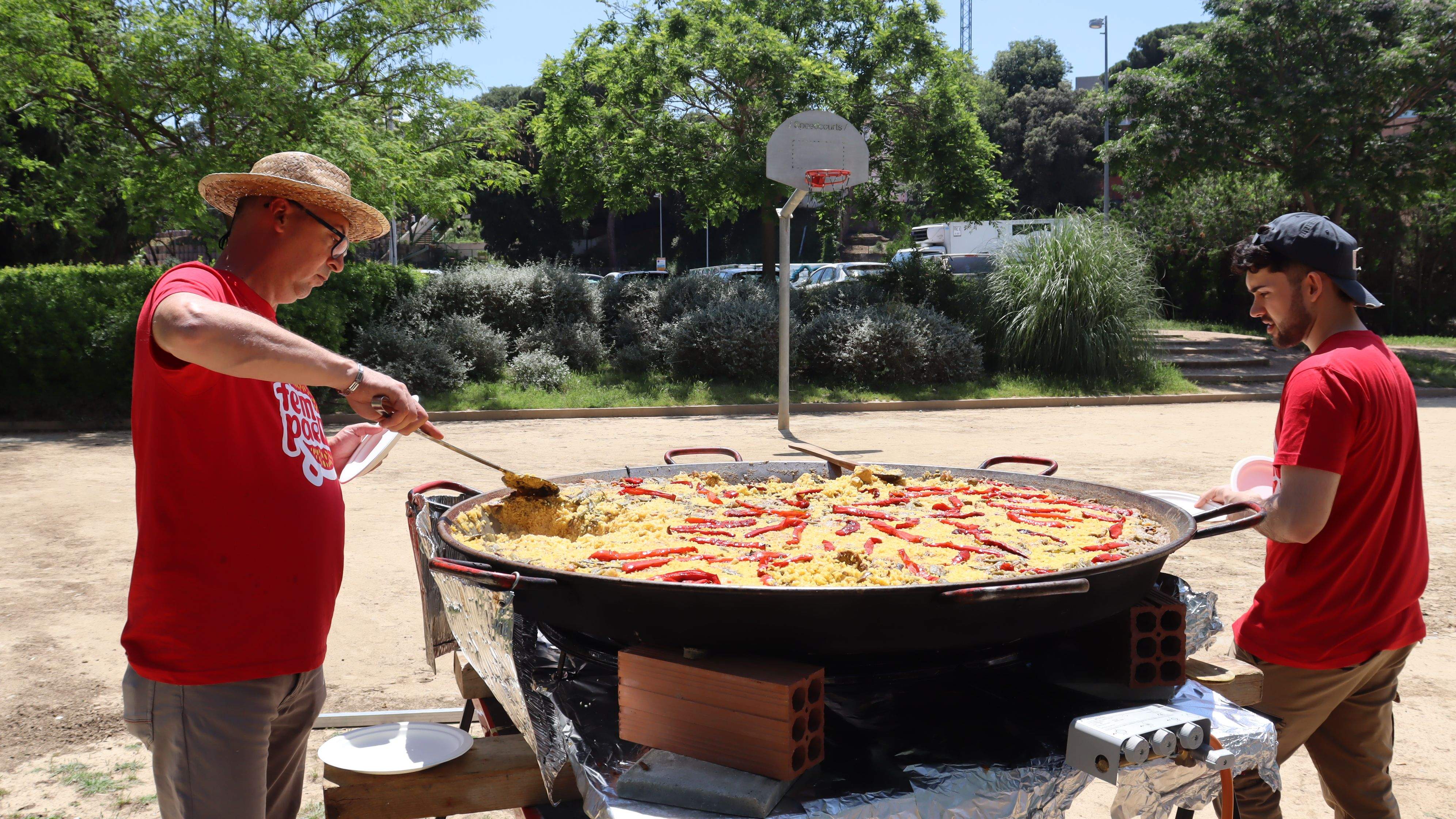 Preparació de la paella a la festa dels 60 anys del Cau Pau Casals. FOTO: Marc Mata. 