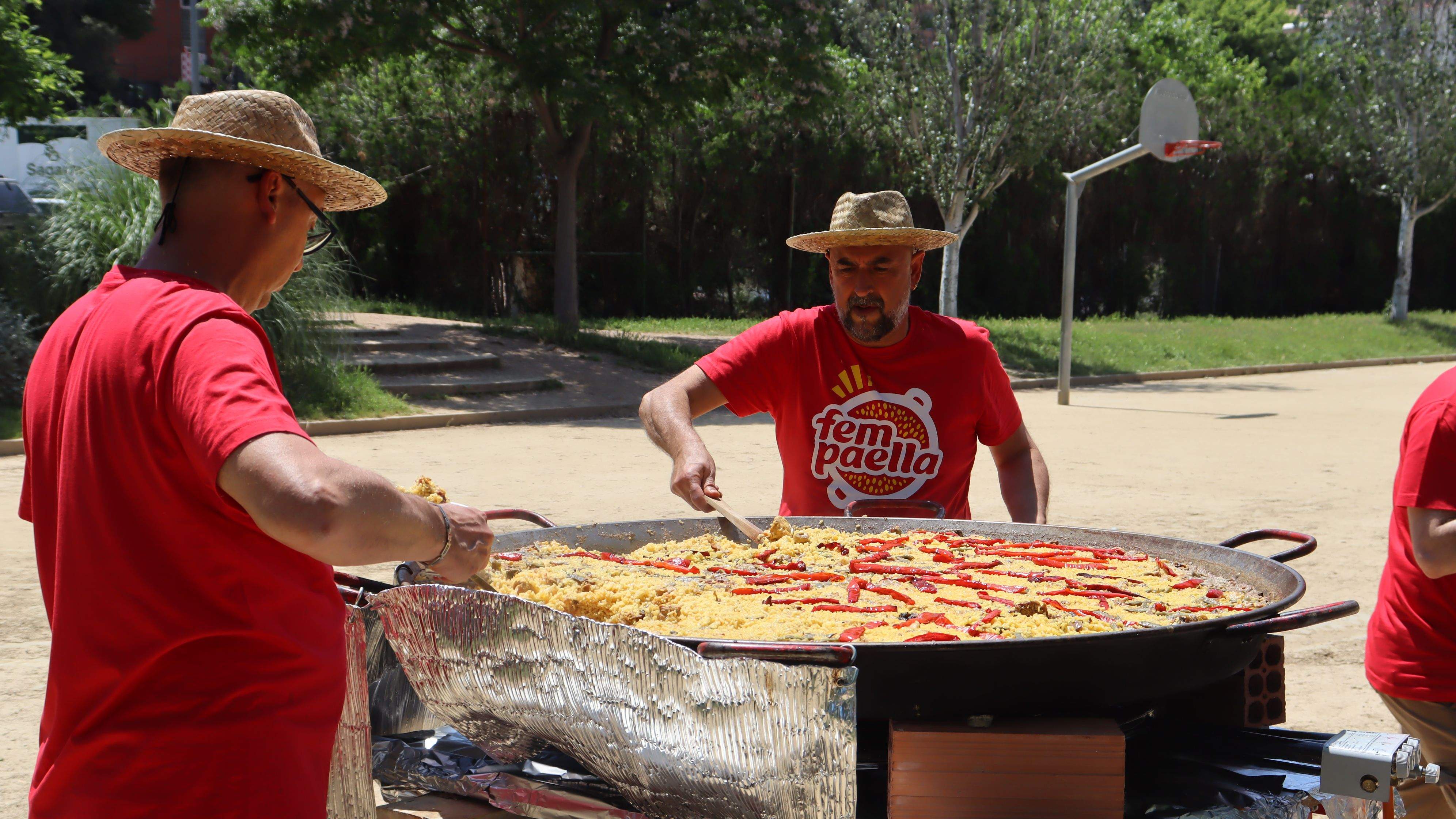Preparació de la paella a la festa dels 60 anys del Cau Pau Casals. FOTO: Marc Mata. 