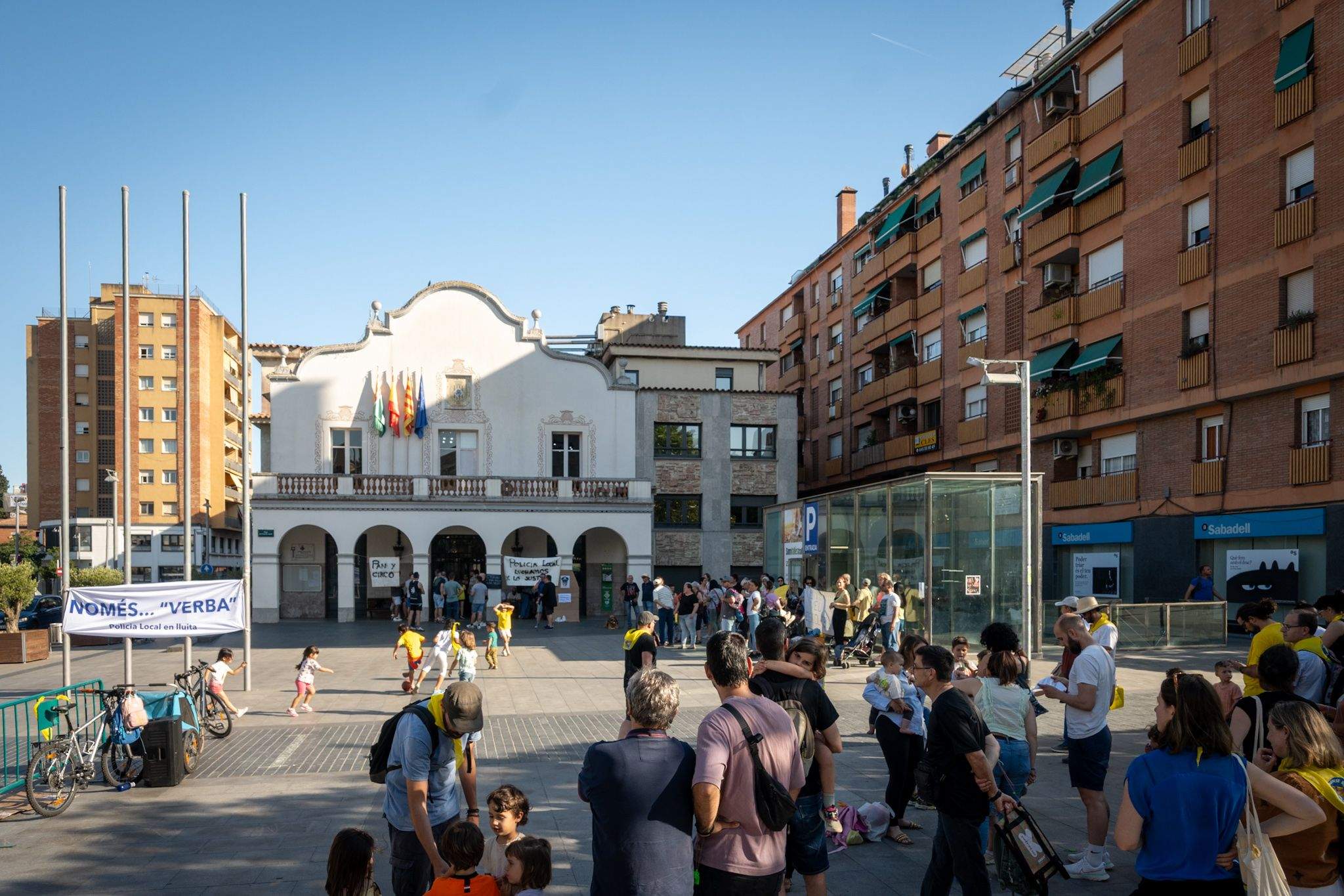 Jornada protestes a la plaça Abat Oliba minuts abans de començar l’Audiència Ciutadana. FOTO: Paula Sama
