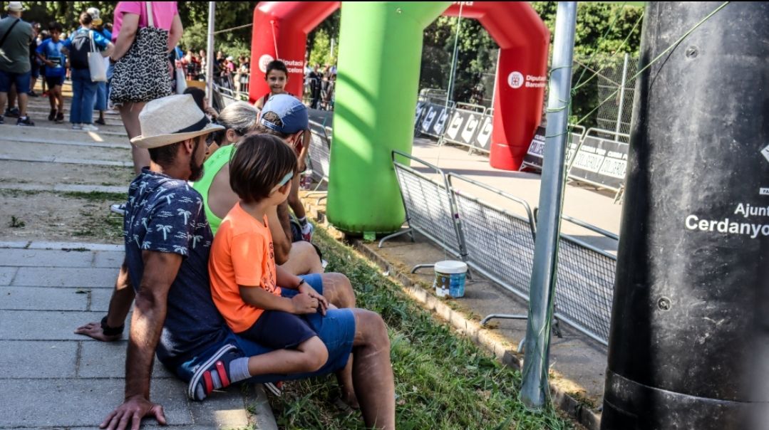 Un pare i el seu fill veient la cursa Collserola. FOTO Marc Mata 