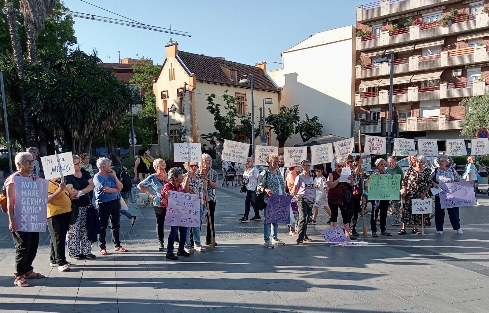 Concentració, dijous 29, amb pancartes recordan les dones assassinades. FOTO: Prou Cerdanyola Concentració, dijous 29, amb pancartes recordan les dones assassinades. FOTO: Prou Cerdanyola