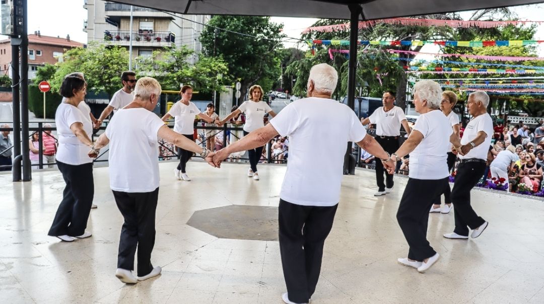 Sardanes a la Festa Major del barri de Serraparera. FOTO Marc Mata