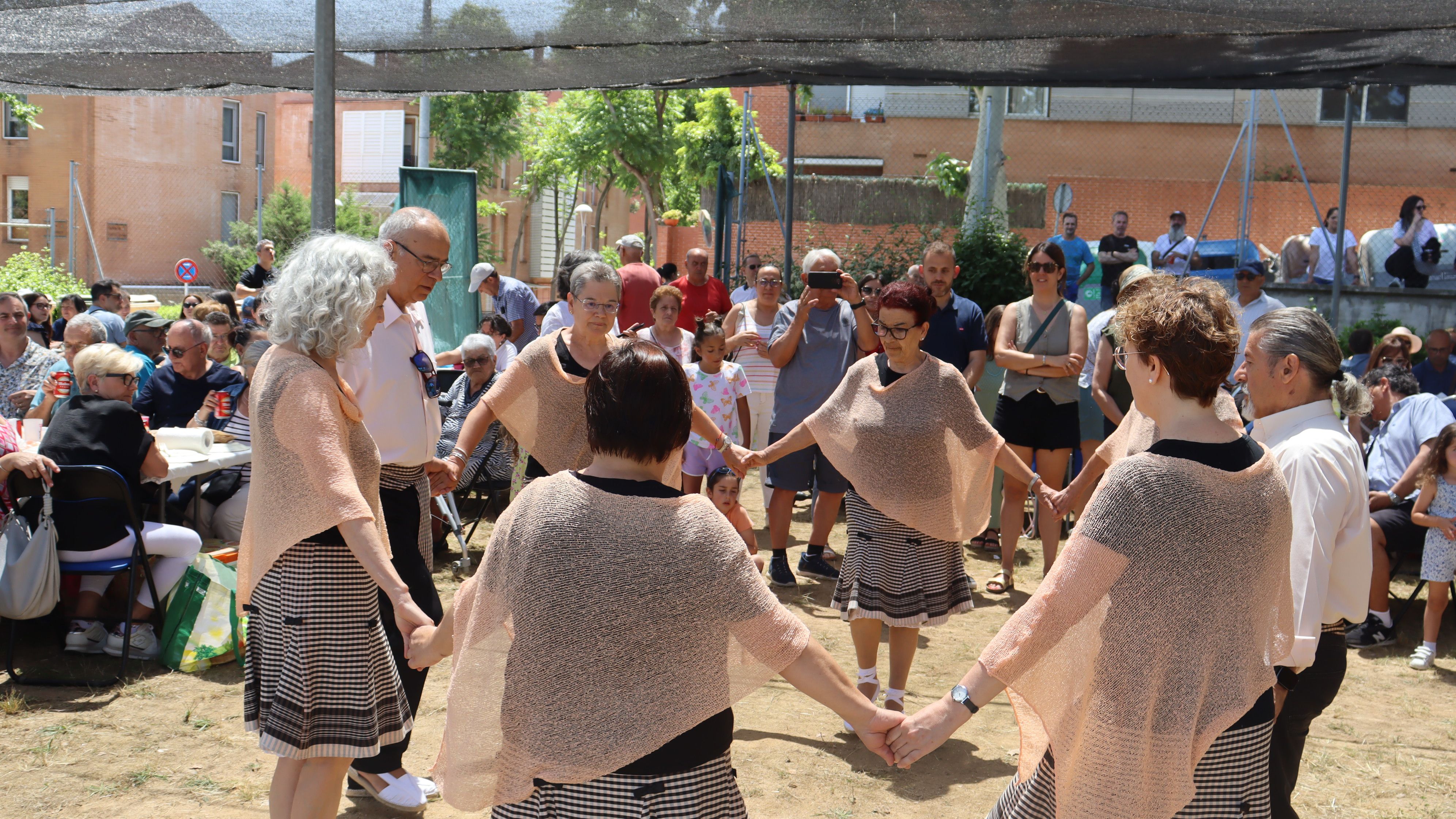 Sardanes a la Festa Major del barri del Turonet. FOTO Marc Mata