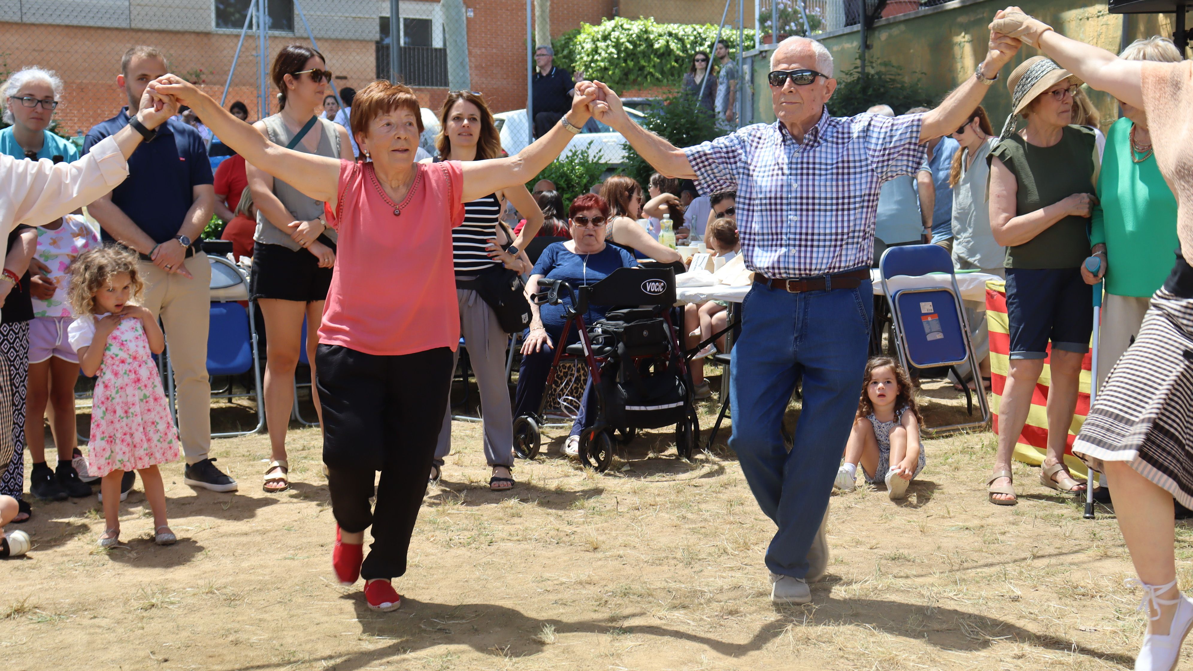 Leandre Pon ballant sardanes a la Festa Major del barri del Turonet. FOTO Marc Mata