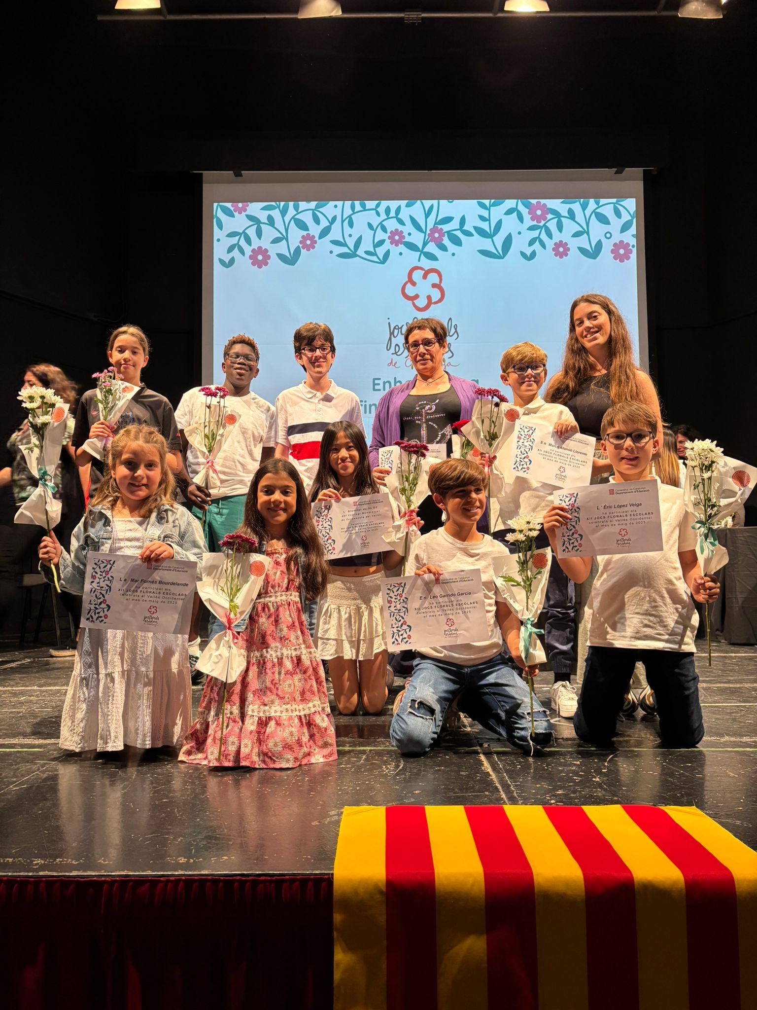 El grup d'alumnat del Col·legi Montserrat finalistes als Jocs florals del Vallès Occidental. FOTO: Cedida El grup d'alumnat del Col·legi Montserrat finalistes als Jocs florals del Vallès Occidental. FOTO: Cedida