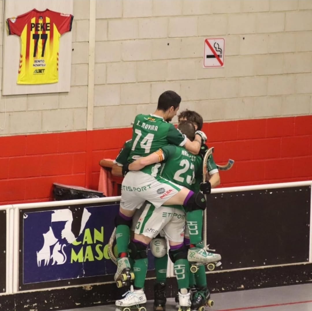 L'equip celebrant el triomf. FOTO: Cerdanyola Club Hoquei