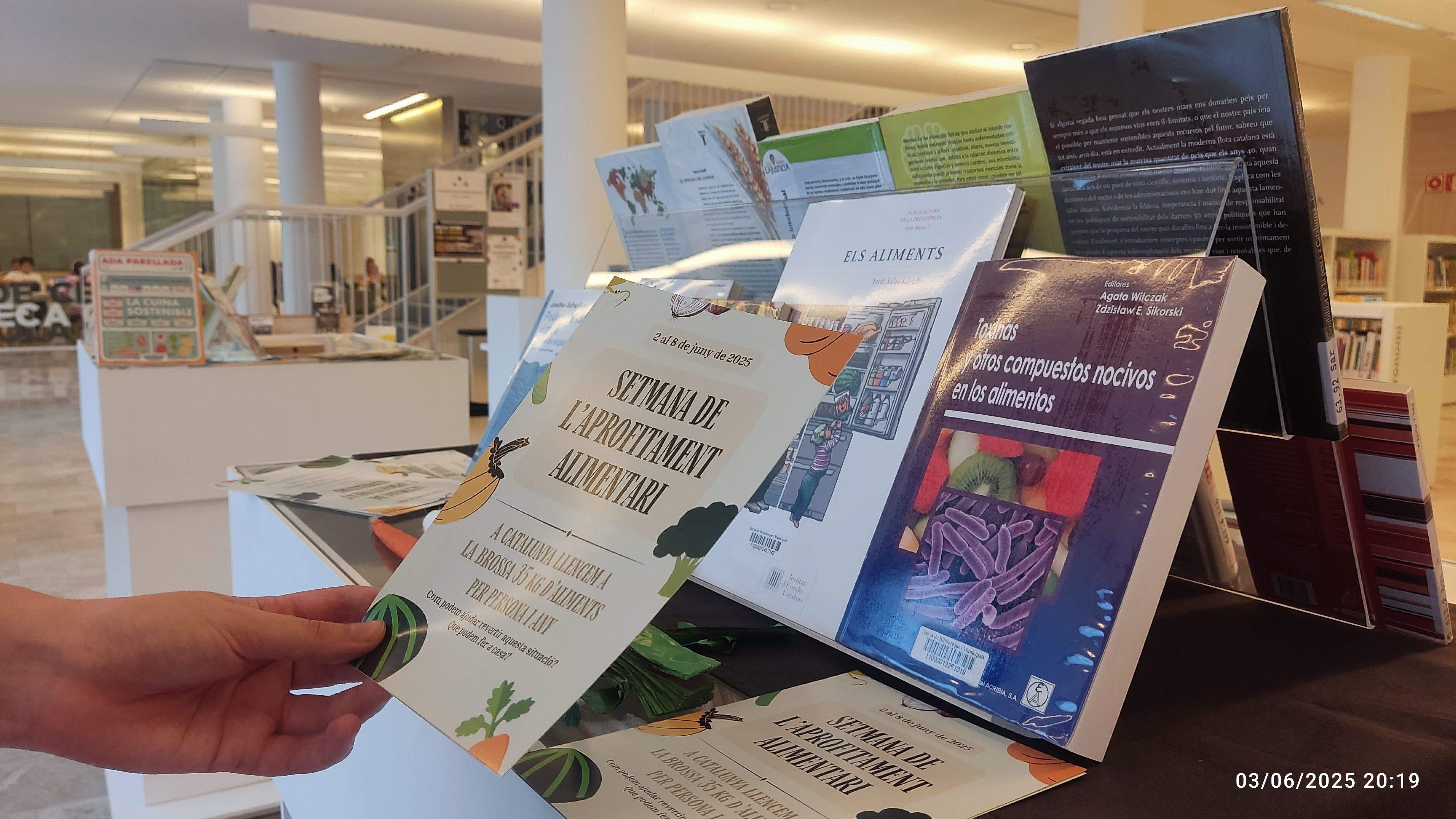 Mostra de receptaris i manuals per cuinar de forma sostenible a la Biblioteca Municipal de Cerdanyola