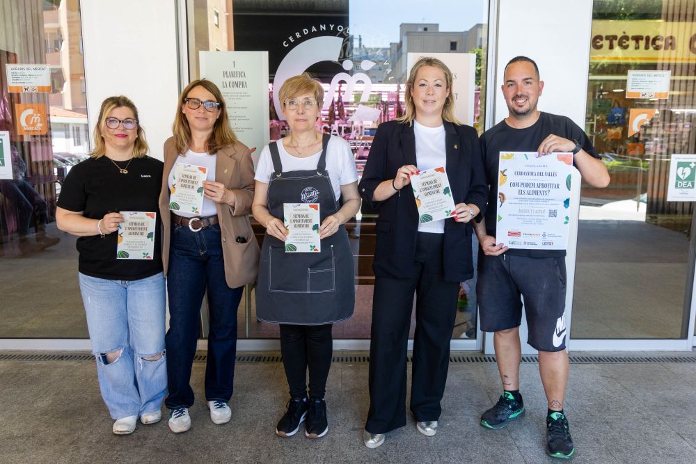 Paradistes del mercat amb les regidores Sònia Rodríguez i Cristina Padilla. FOTO: Ajuntament