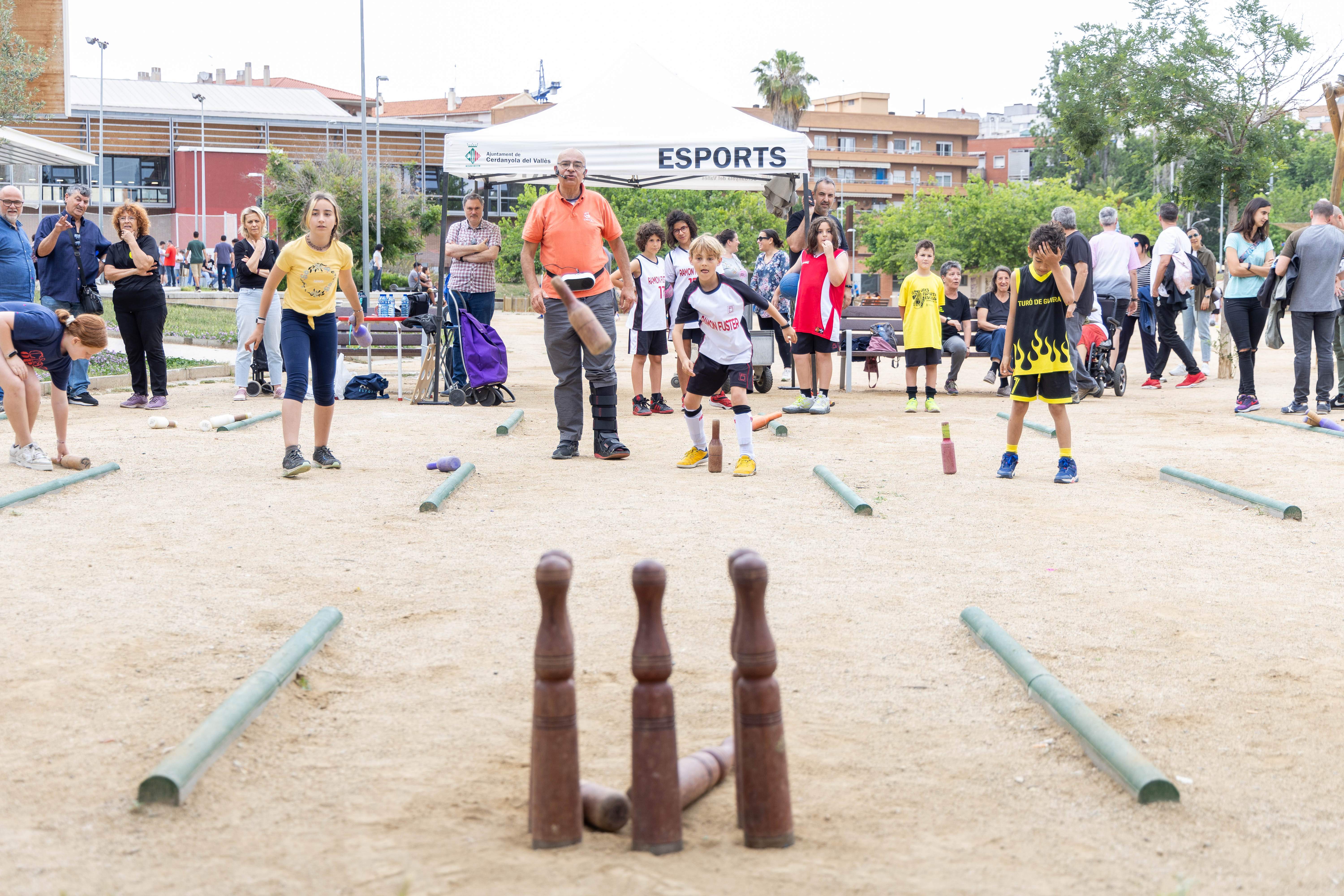 La cloenda dels Jocs Esportius Escolars, que se celebraran dissabte, protagonitza la portada. FOTO: Núria Puentes (Ajuntament)