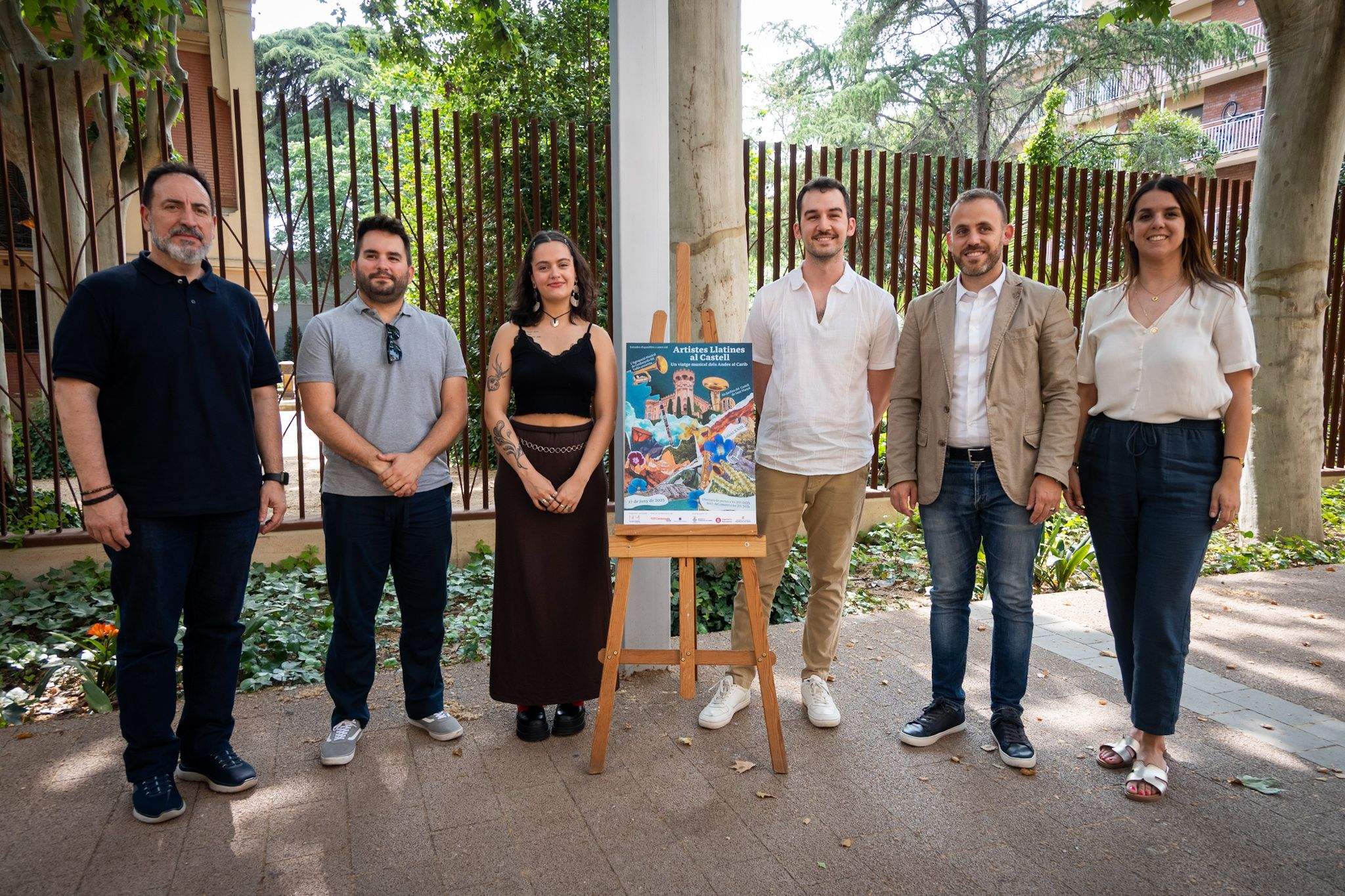 Presentació del cartell del Concert al Castell 2025. D’esquerra a dreta: Manel i Raúl (directors), Laura (dissenyadora del cartell), Arnau (representant de l’AMCV), Carlos Cordón (alcalde) i Andrea Borrego (regidora de Cultura). FOTO: Paula Sama.