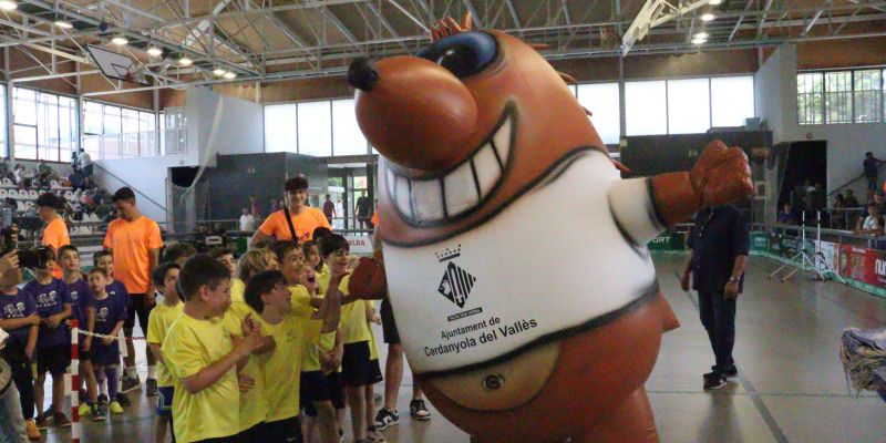 Els més petits entusiasmats amb la mascota de l'esport. FOTO: Marc Mata Els més petits entusiasmats amb la mascota de l'esport. FOTO: Marc Mata