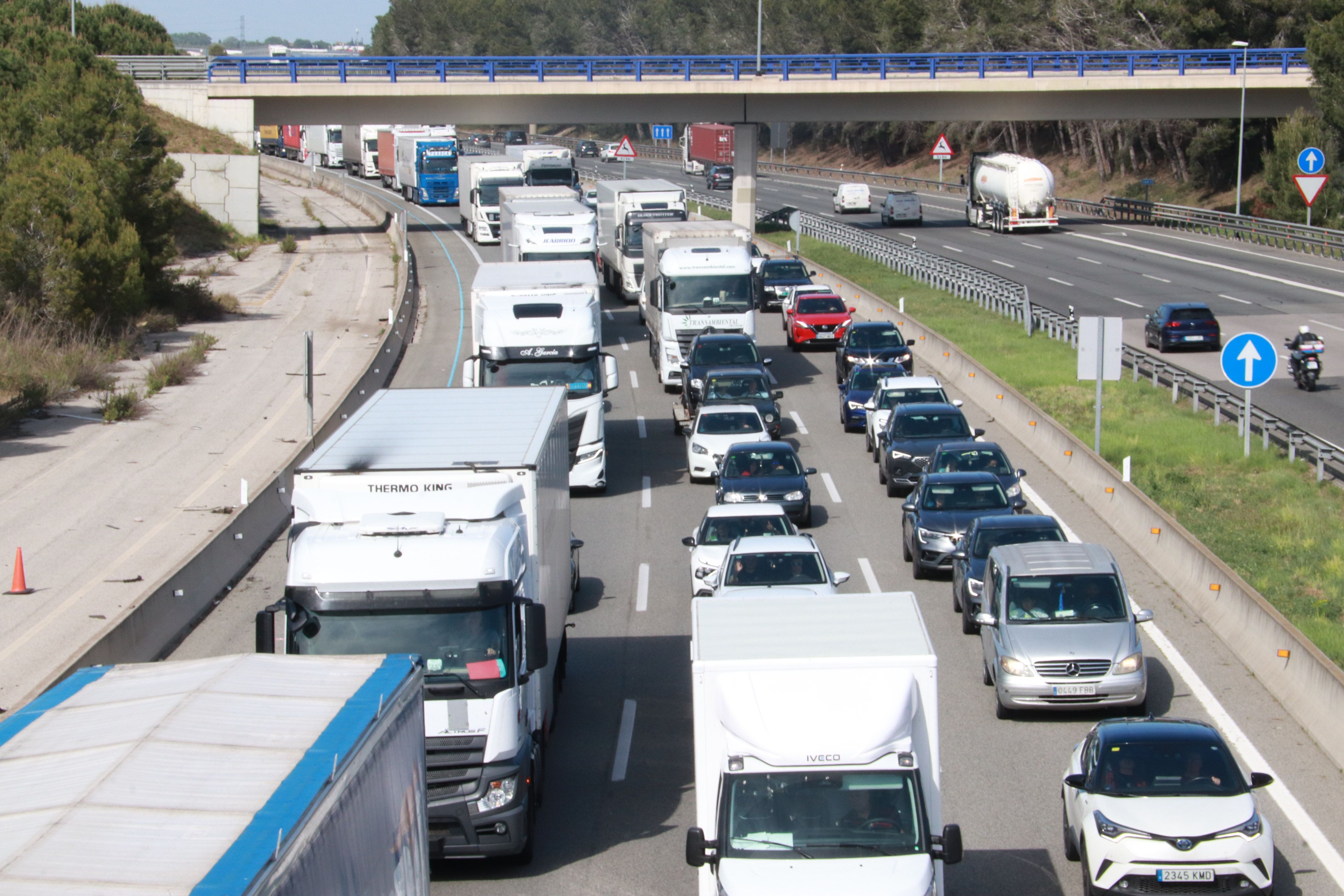 Prop de 490.000 vehicles ja han sortit de l'àrea metropolitana per la segona Pasqua. FOTO: ACN
