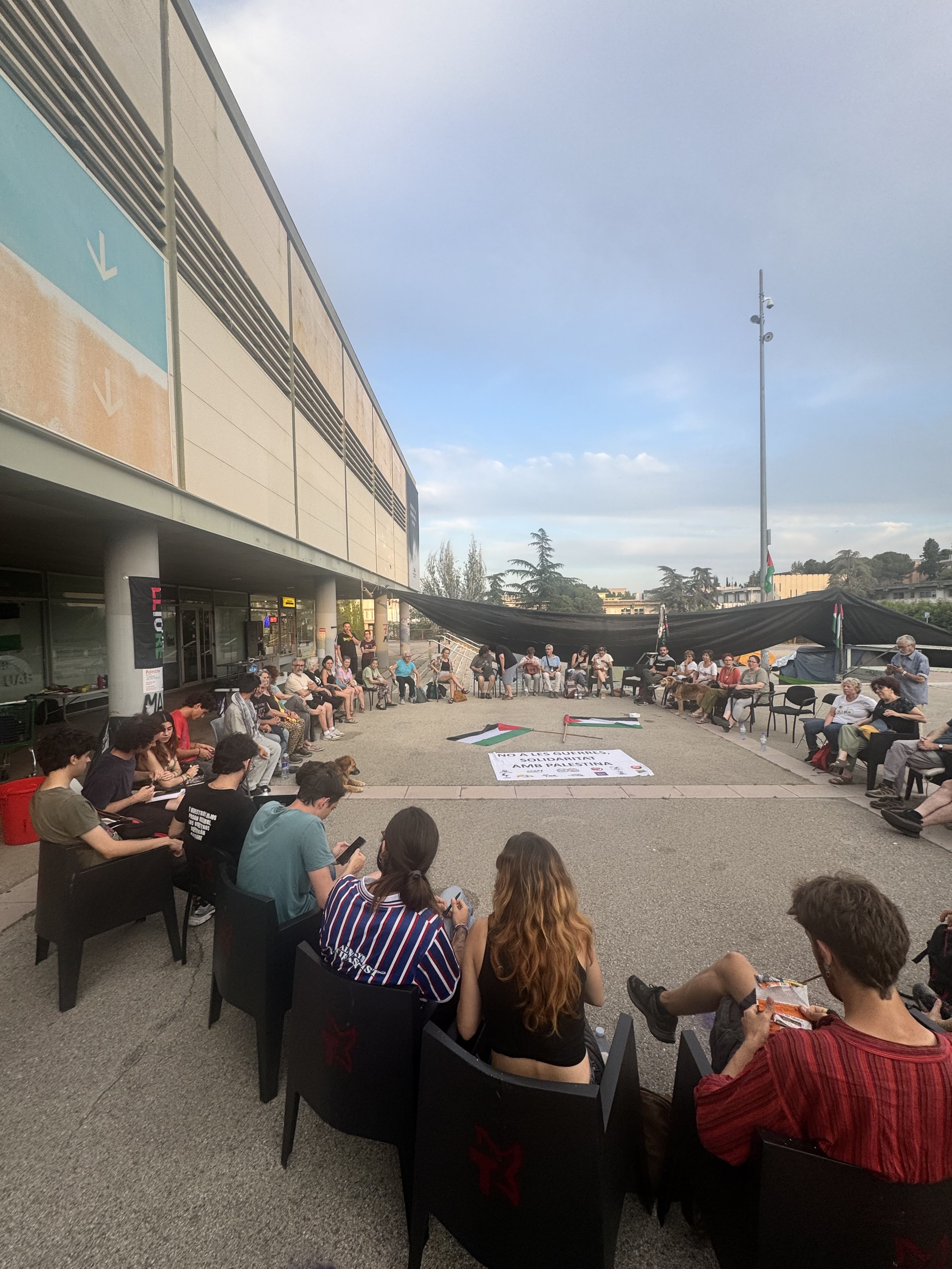 Assemblea conjunta dels estudiants acampats a la UAB i activistes de Cerdanyola, Sabadell i altres municipis veïns, el divendres 6 de juny. FOTO: Cerdanyola amb Palestina Assemblea conjunta dels estudiants acampats a la UAB i activistes de Cerdanyola, Sabadell i altres municipis veïns, el divendres 6 de juny. FOTO: Cerdanyola amb Palestina