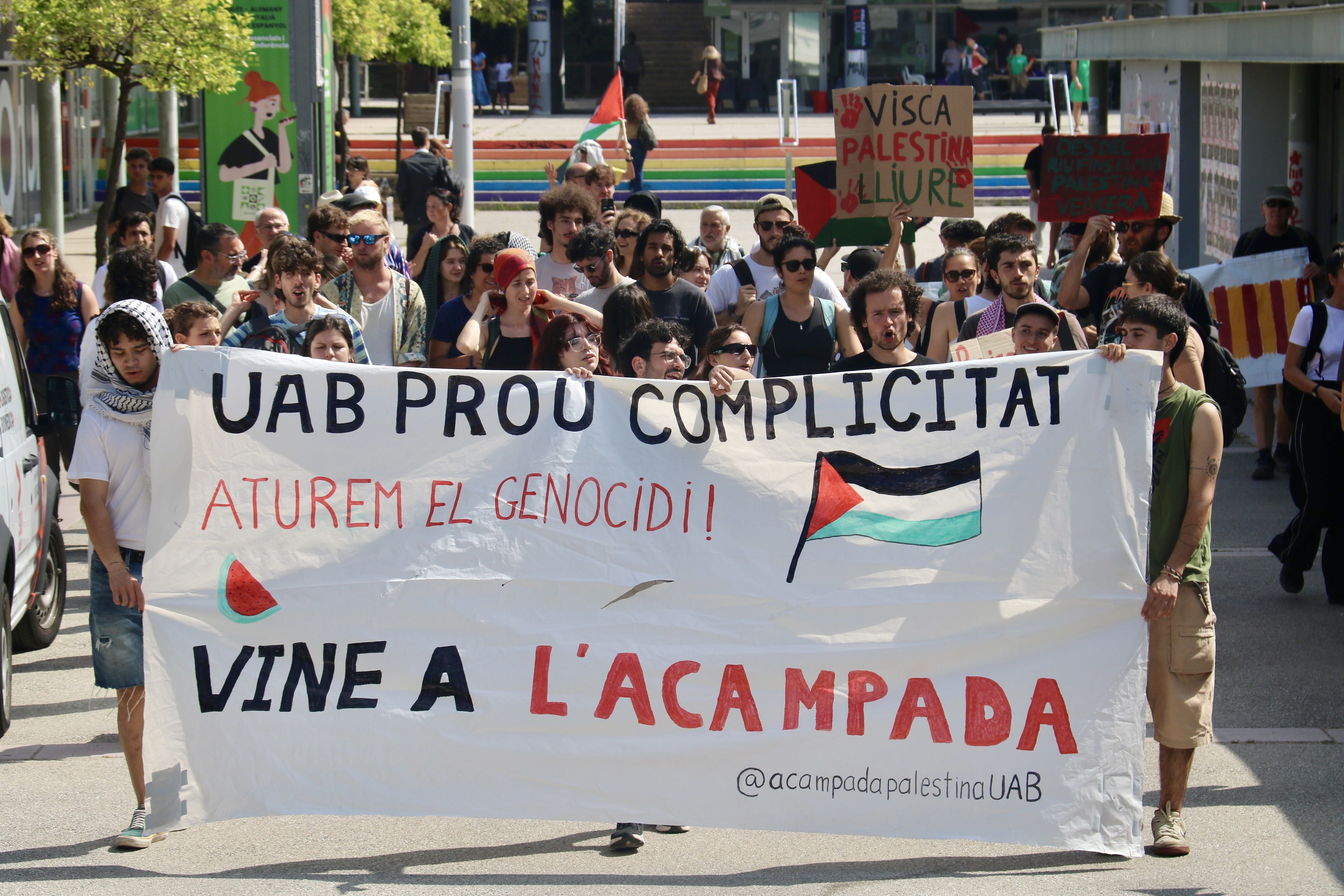 Manifestació propalestina pel campus de la UAB. FOTO: Albert Segura Manifestació propalestina pel campus de la UAB. FOTO: Albert Segura