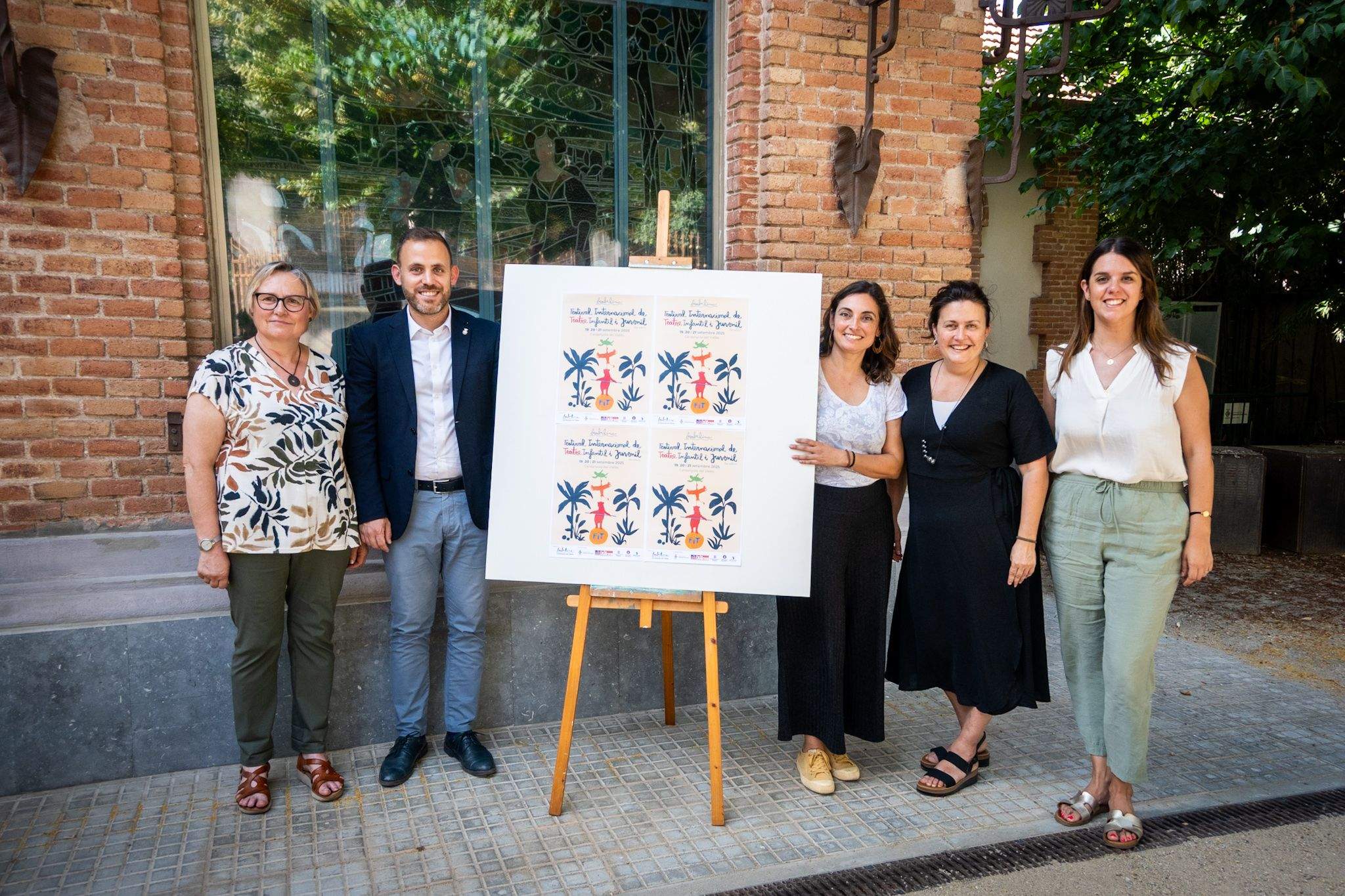 Representants de Bambalina, alcalde Carlos Cordón, il.lustradora Olga Molina i regidora de Cultura Andrea Borrego, durant la roda de premsa al MAC. FOTO: Paula Sama.
