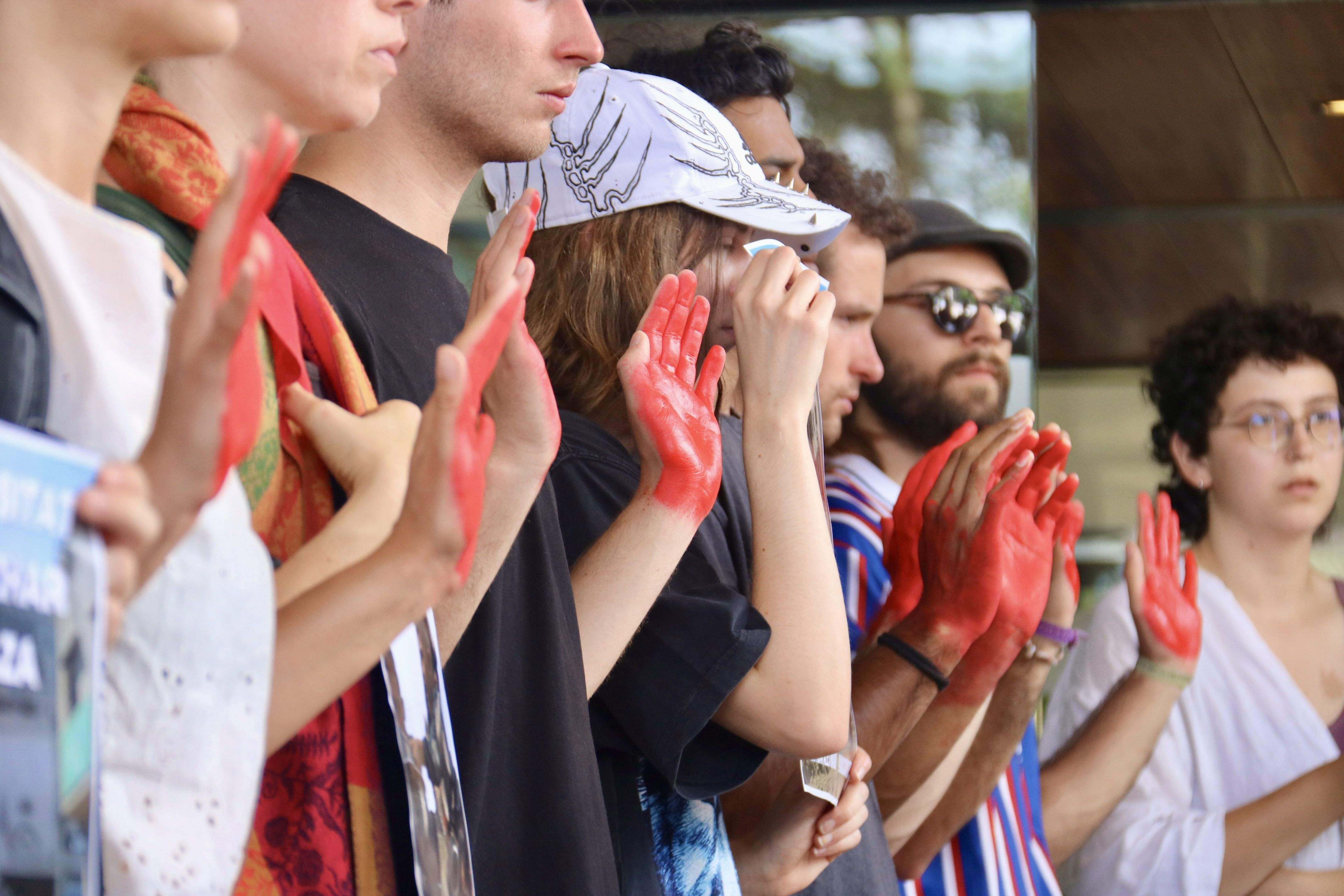 Protesta a la UAB per Palestina, amb els estudiants amb les mans pintades de vermell. FOTO: Albert Segura (ACN) 