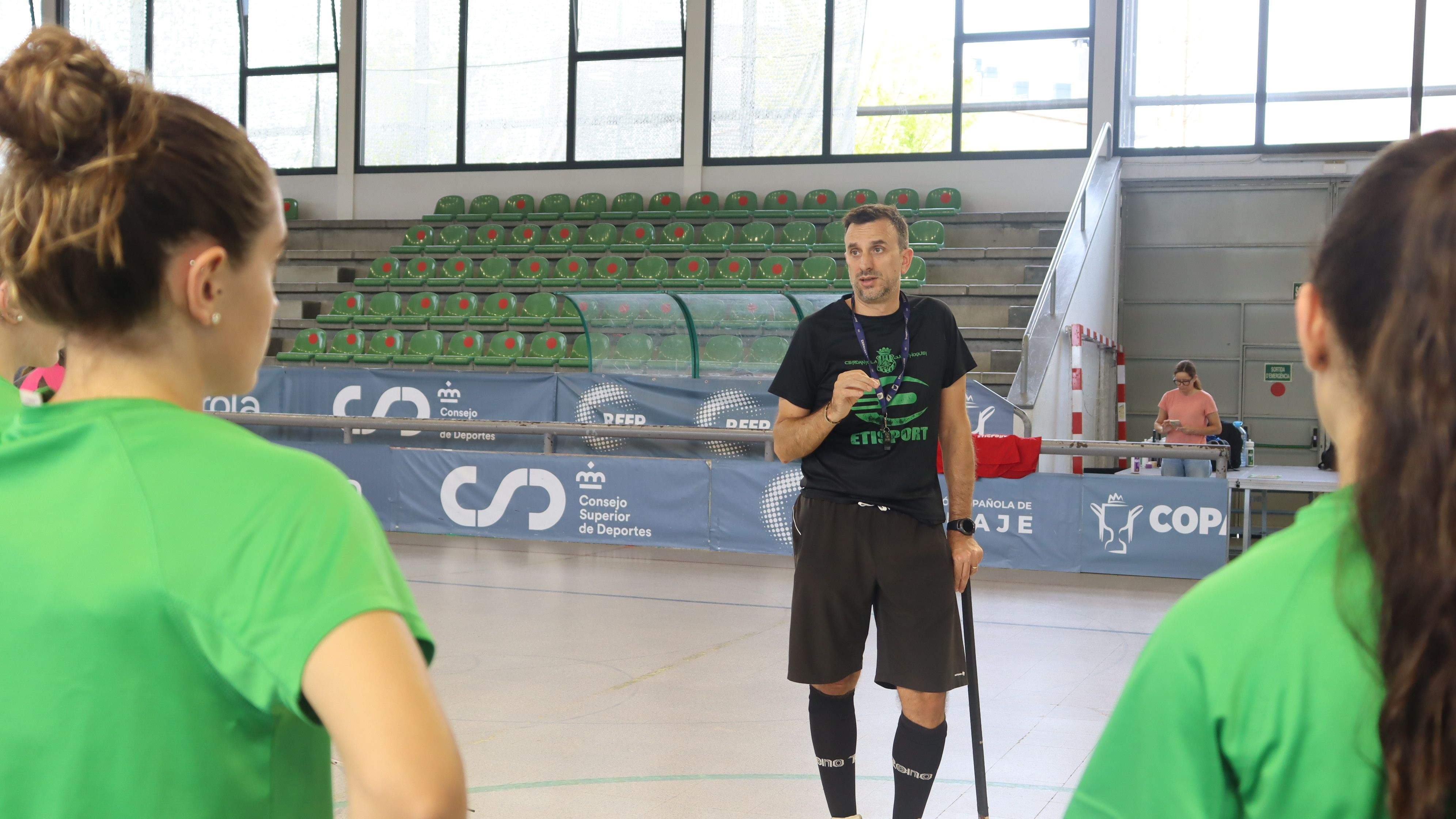 Juanjo Ferrer fent un xerrada prèvia a arrencar el darrer entrenament abans d'enfrontrar-se al Gijón. FOTO: Marc Mata 