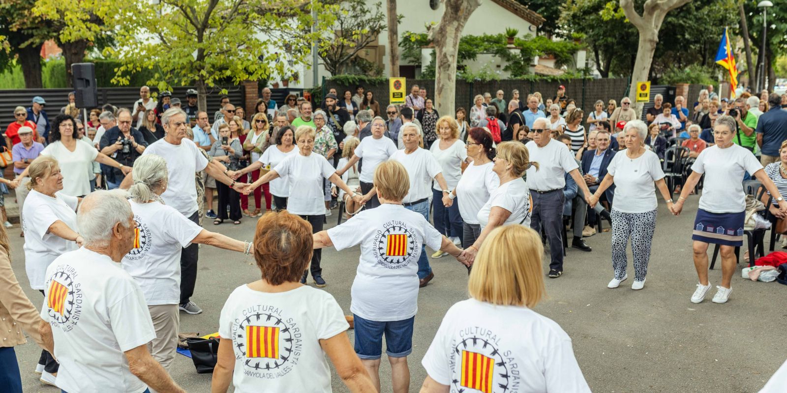 L'agrupació sardanista acomiada la temporada, amb la ballada d'estiu. FOTO: Arnau Padilla (Arxiu) 