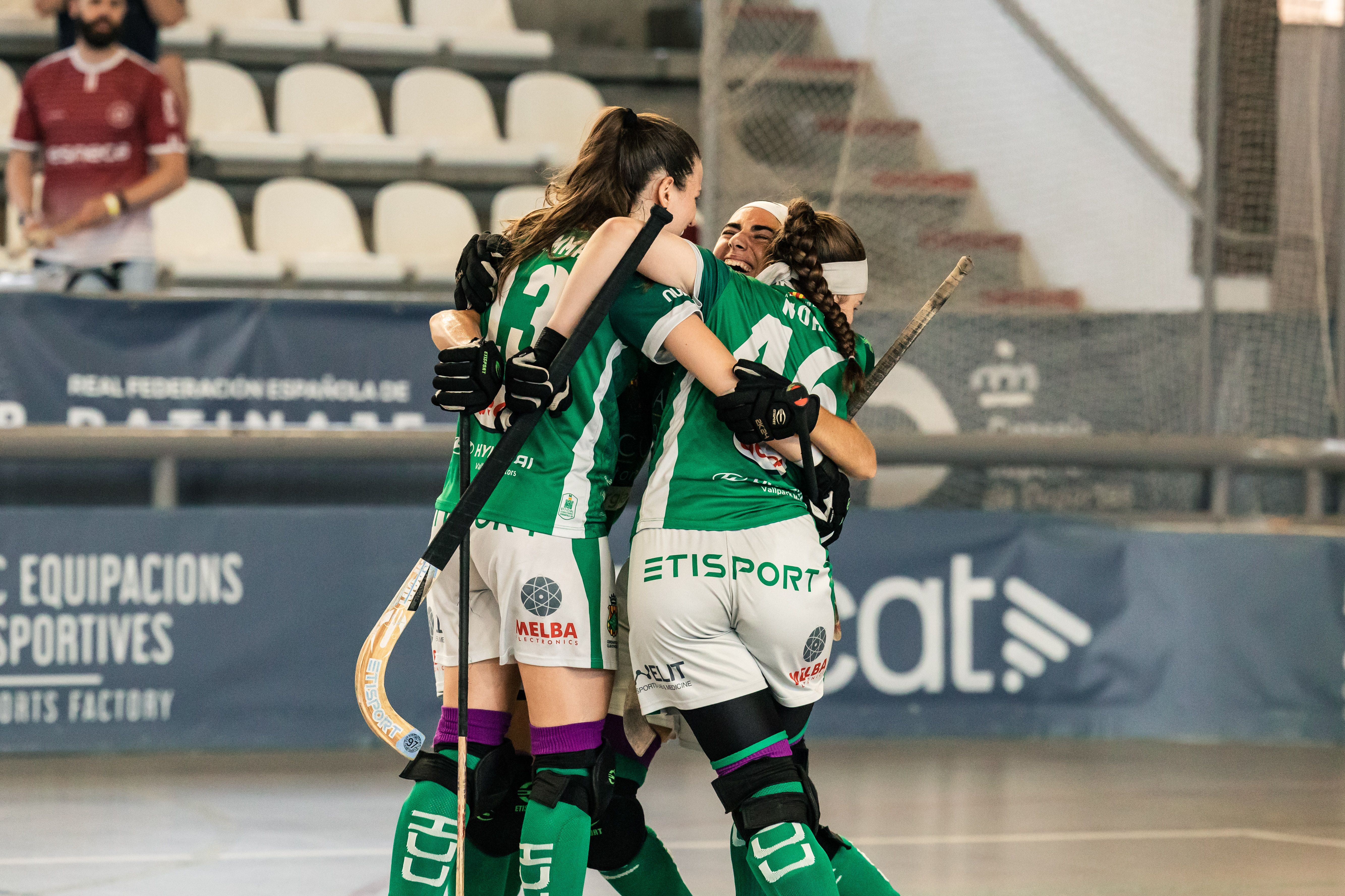 Abraçada d'equip. FOTO: Arnau Padilla 