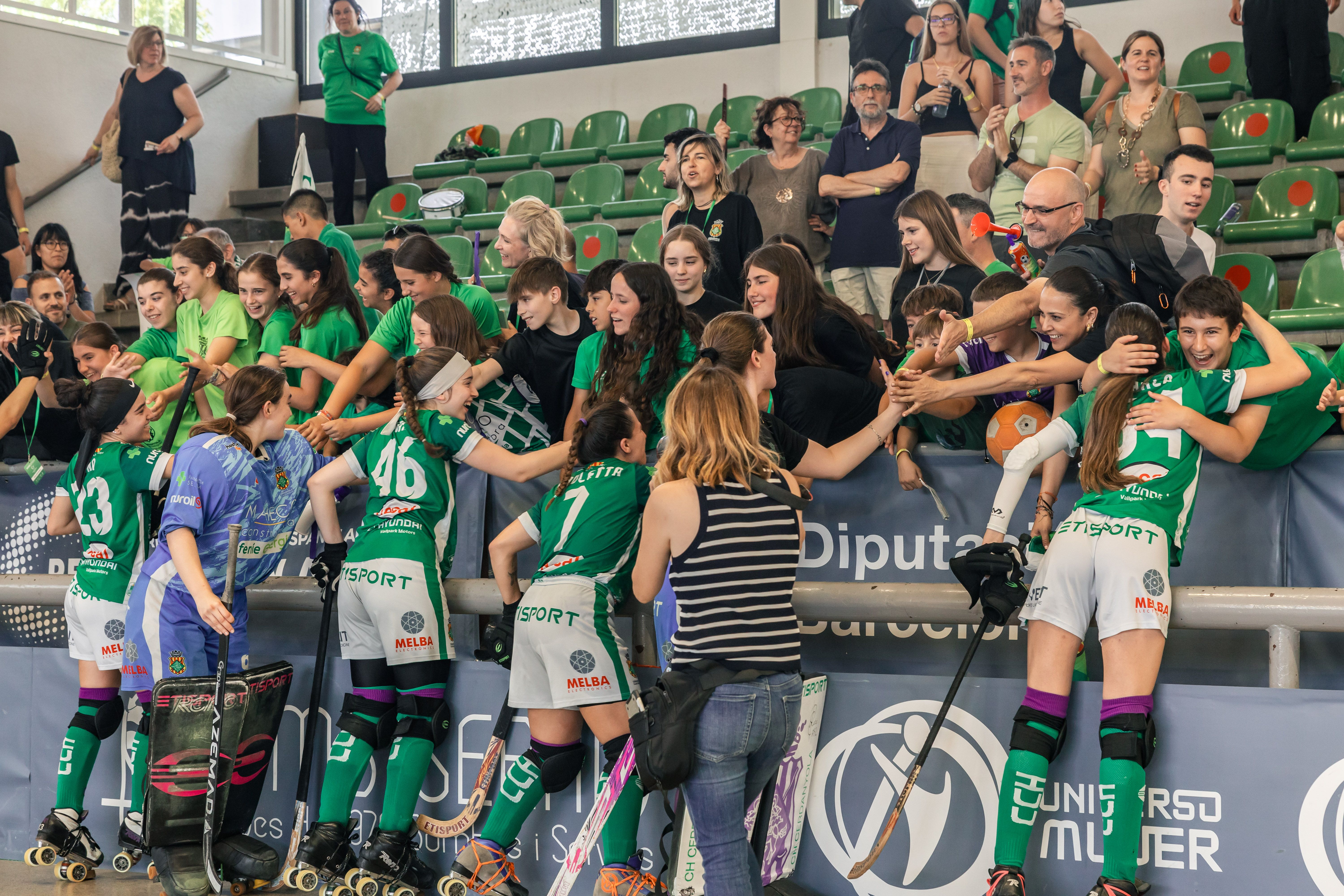 L'afició felicitant a les jugadores. FOTO: Arnau Padilla 