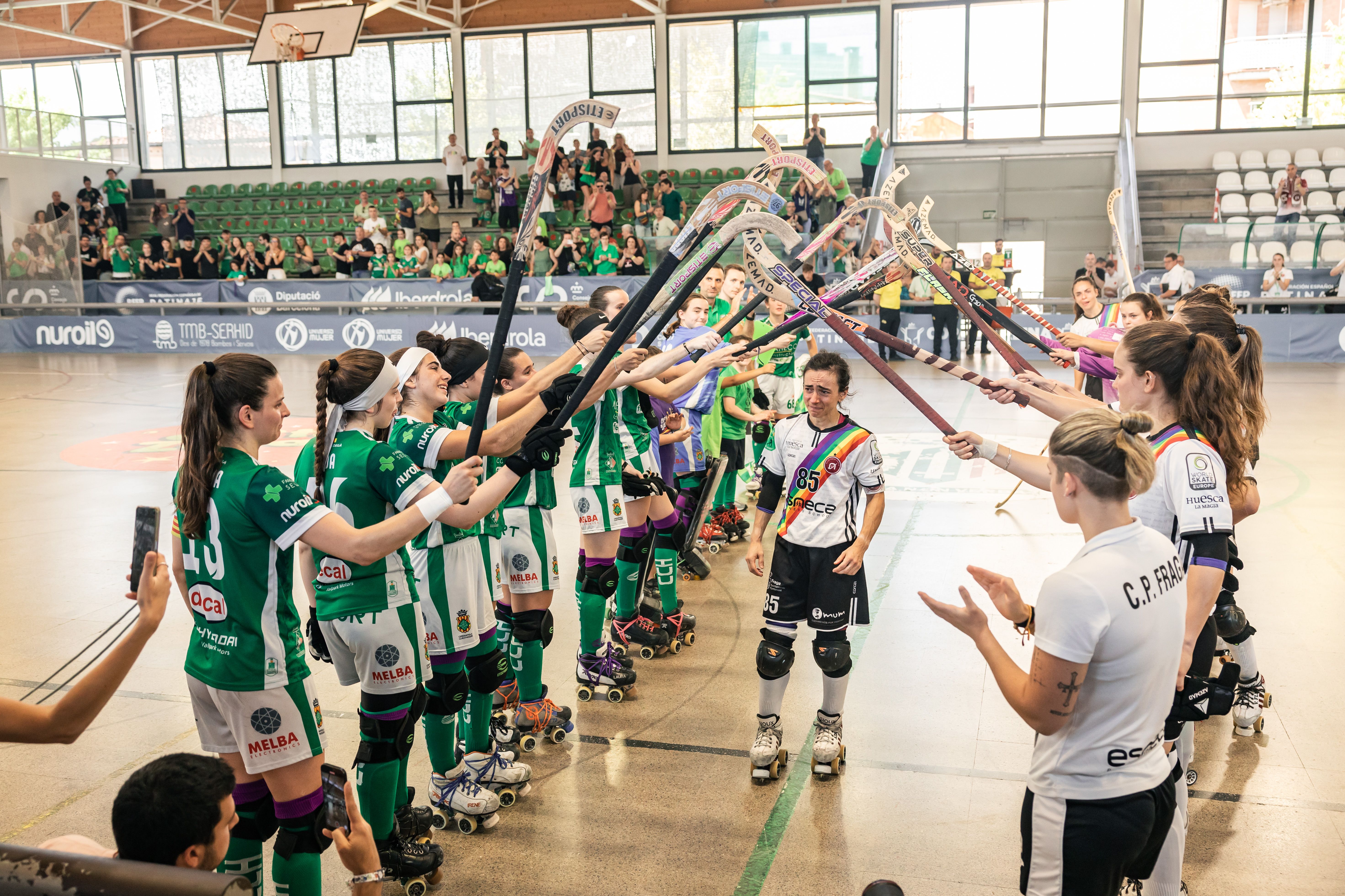 Passadís a una jugadora de l'Esneca. FOTO: Arnau Padilla 