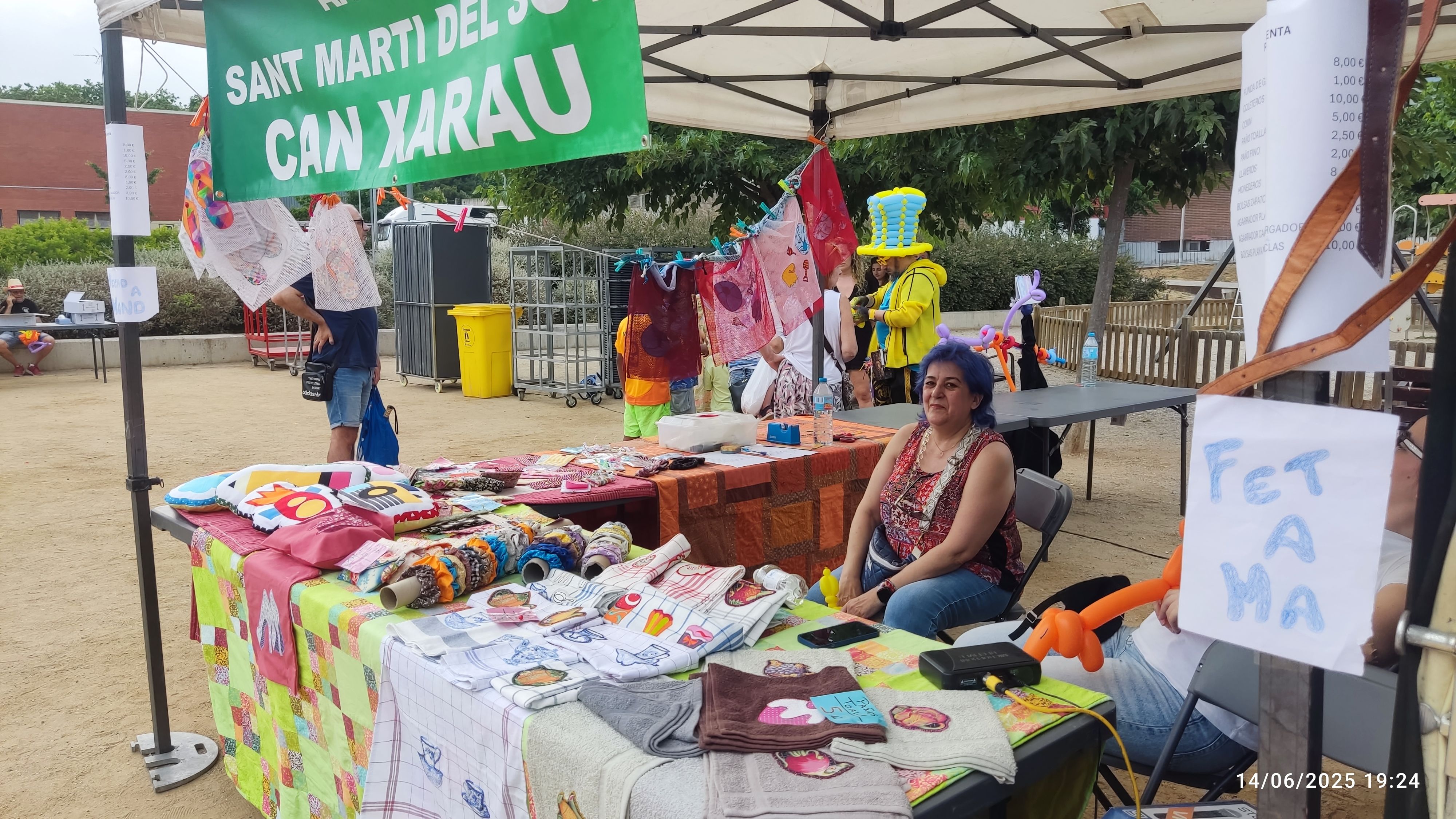 Veïns i veïnes gaudint de les activitats infantils i musicals durant la Festa Major del barri de Sant Martí del Sot de Can Xarau.