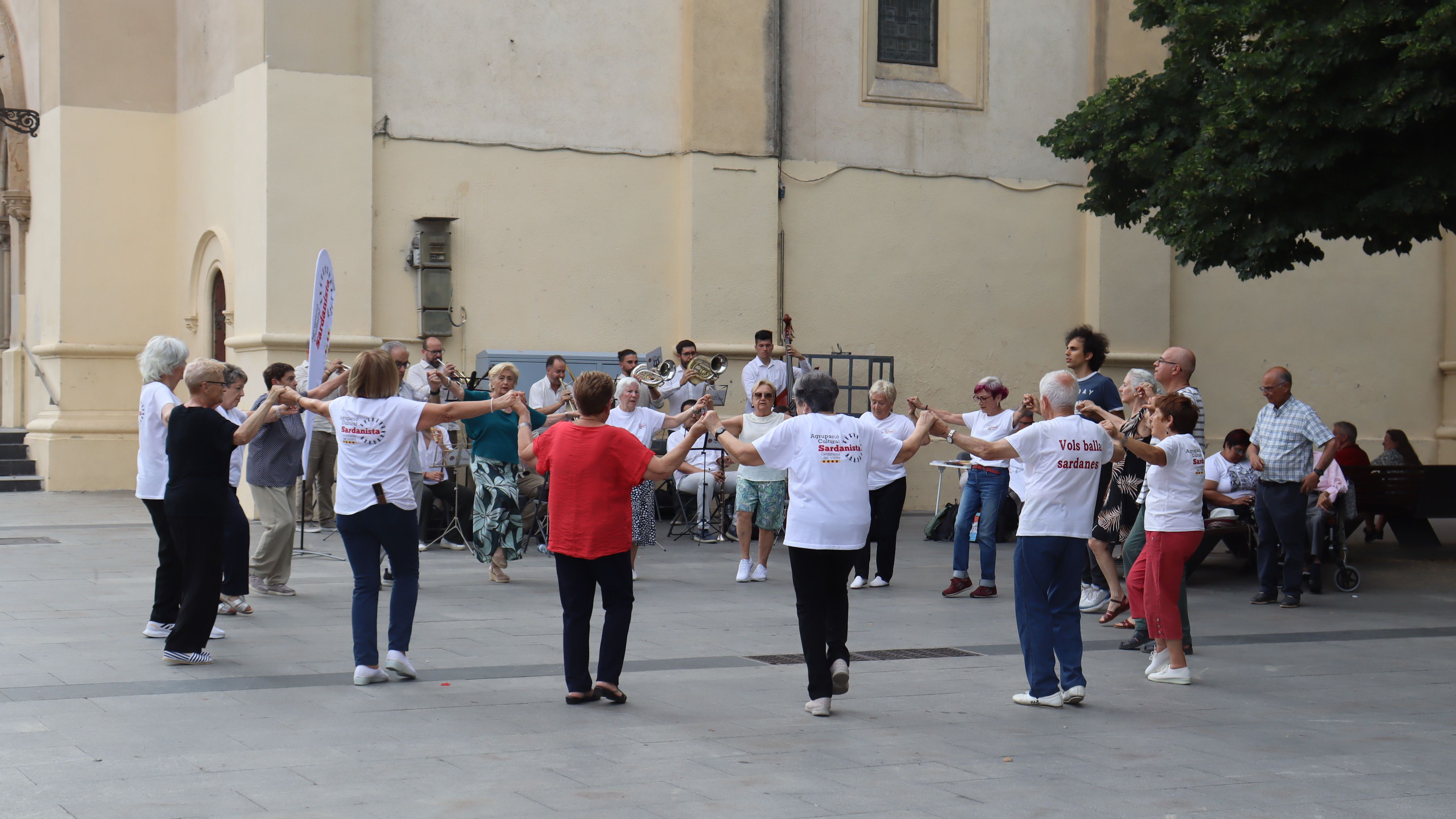 La cobla i els dansaires van omplir la Plaça Abat Oliba de ritme i tradició en la ballada de sardanes de final de curs. FOTO: Marc Mata 