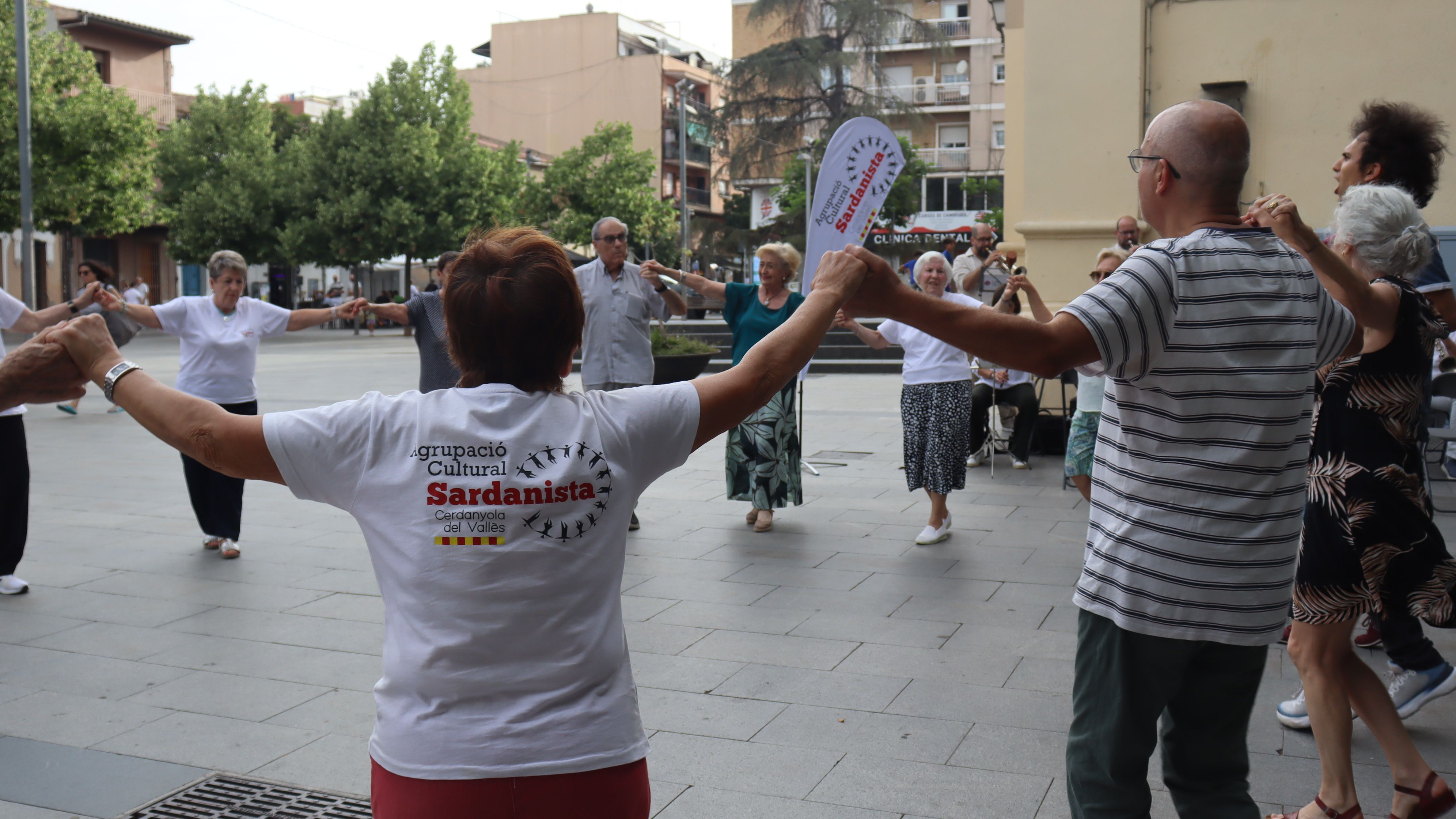 La cobla i els dansaires van omplir la Plaça Abat Oliba de ritme i tradició en la ballada de sardanes de final de curs. FOTO: Marc Mata