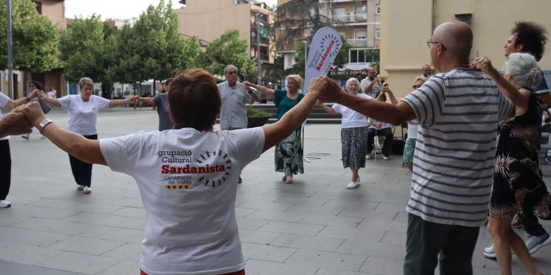 La cobla i els dansaires van omplir la Plaça Abat Oliba de ritme i tradició en la ballada de sardanes de final de curs. FOTO: Marc Mata
