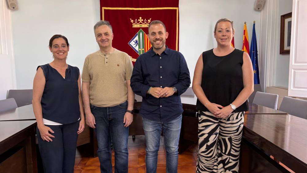 L'alcalde Carlos Cordón, la regidora Cristina Padilla i els representants de l'empresa Mosaic. FOTO: AJuntament