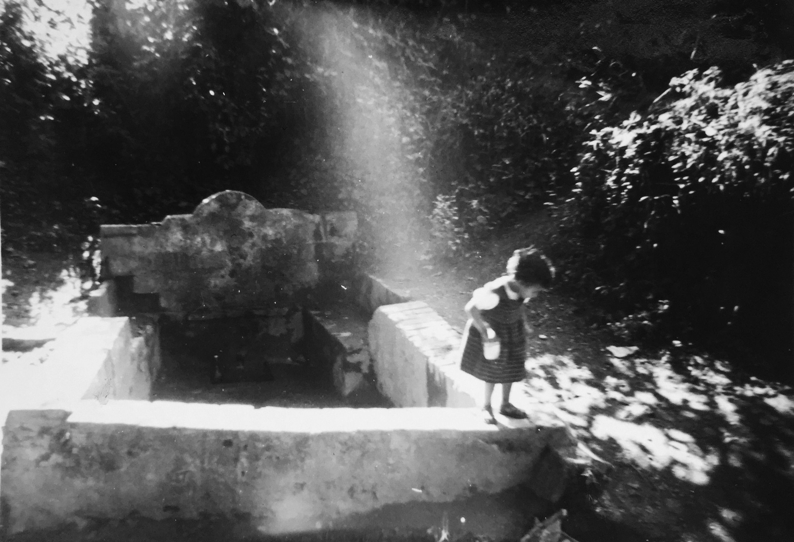 1 Font de Can Cerdà (1953). Una font d’aigua natural situada al costat de la masia de Can Cerdà, era un punt habitual de pas i repòs.