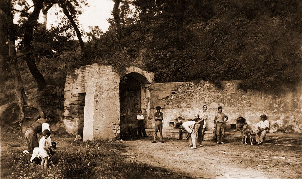 5 Font d’Adam i Eva. Una font envoltada d’art ceràmic del segle XVII, dins les terres del Mas Cordelles, amb fama d’aigua sana.