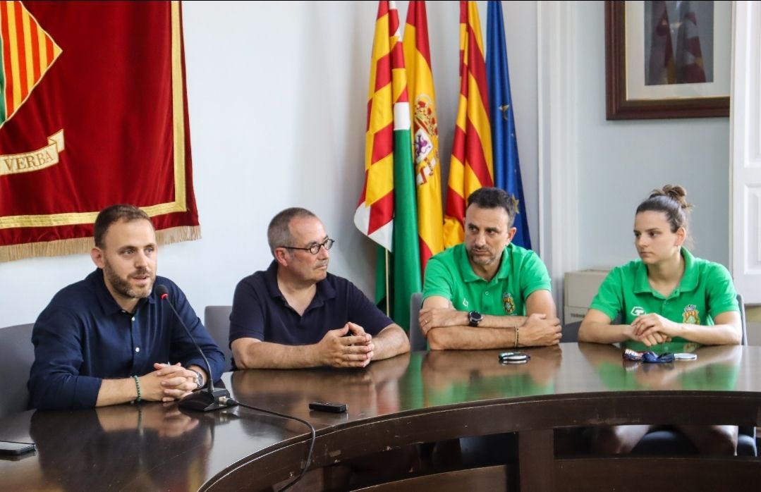 L'Ajuntament rep als dos primers equips del Cerdanyola CH pels seus ascensos.FOTO: Marc Mata
