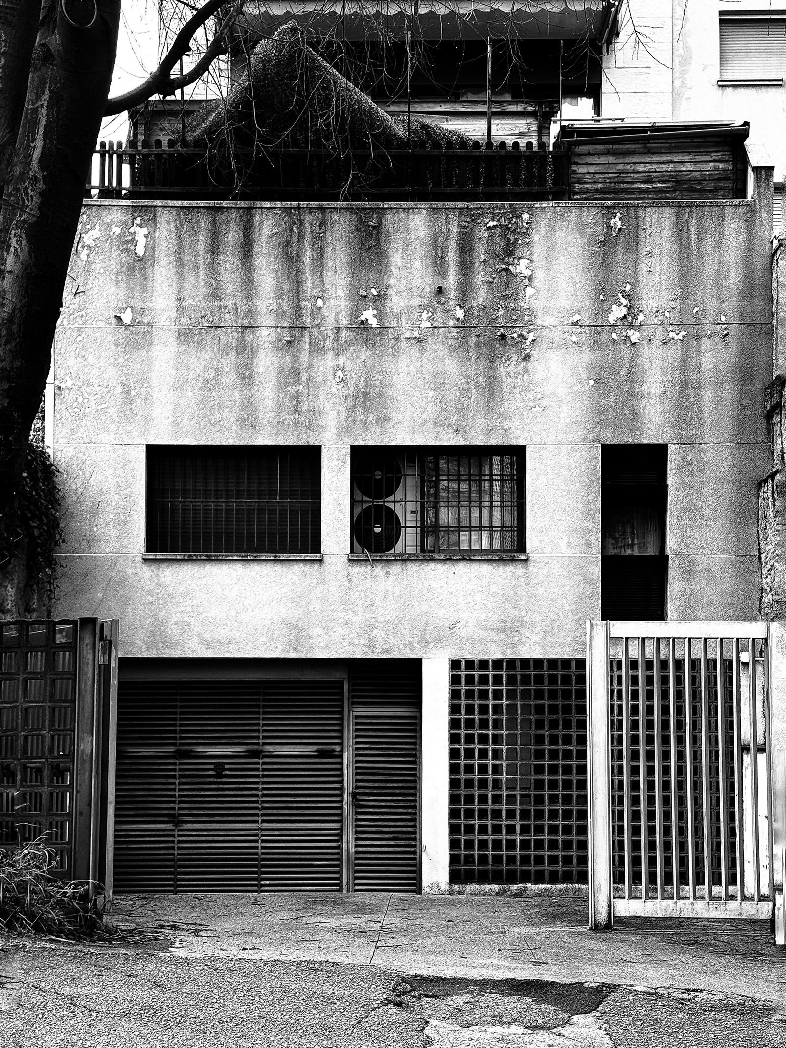 Portes, reixes, barrots, finestres, persianes, balcons i galeries. FOTO: Carme Monclús