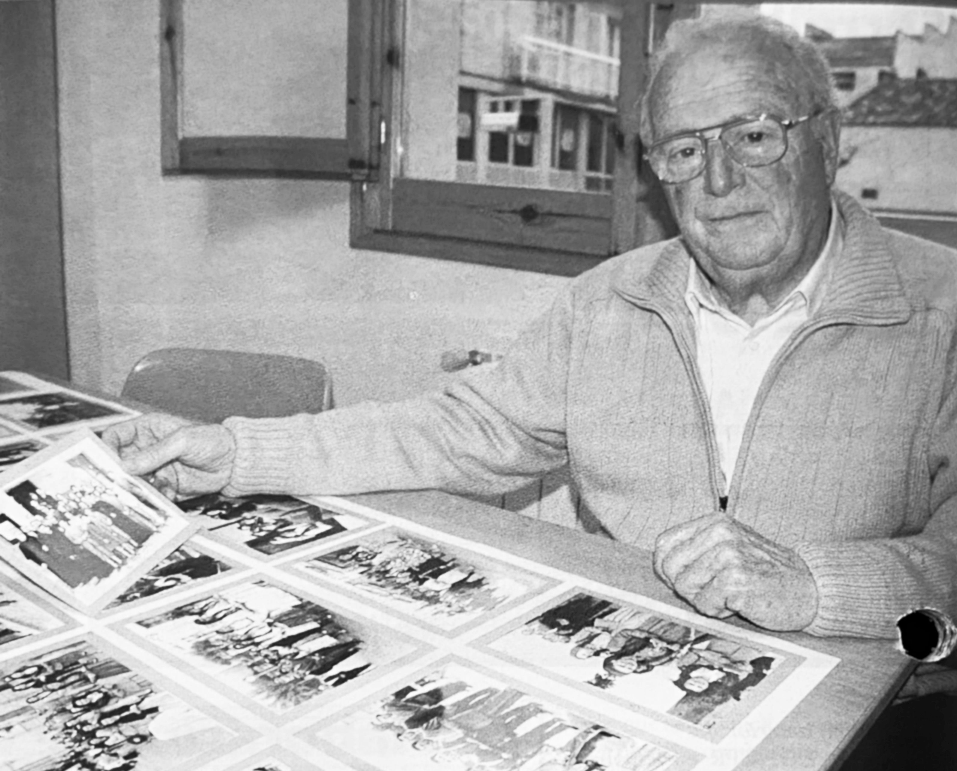 El fotògraf Gabriel Escursell mostra una de les seves exposicions. FOTO: Arxiu Cerdanyola al dia (2006)
