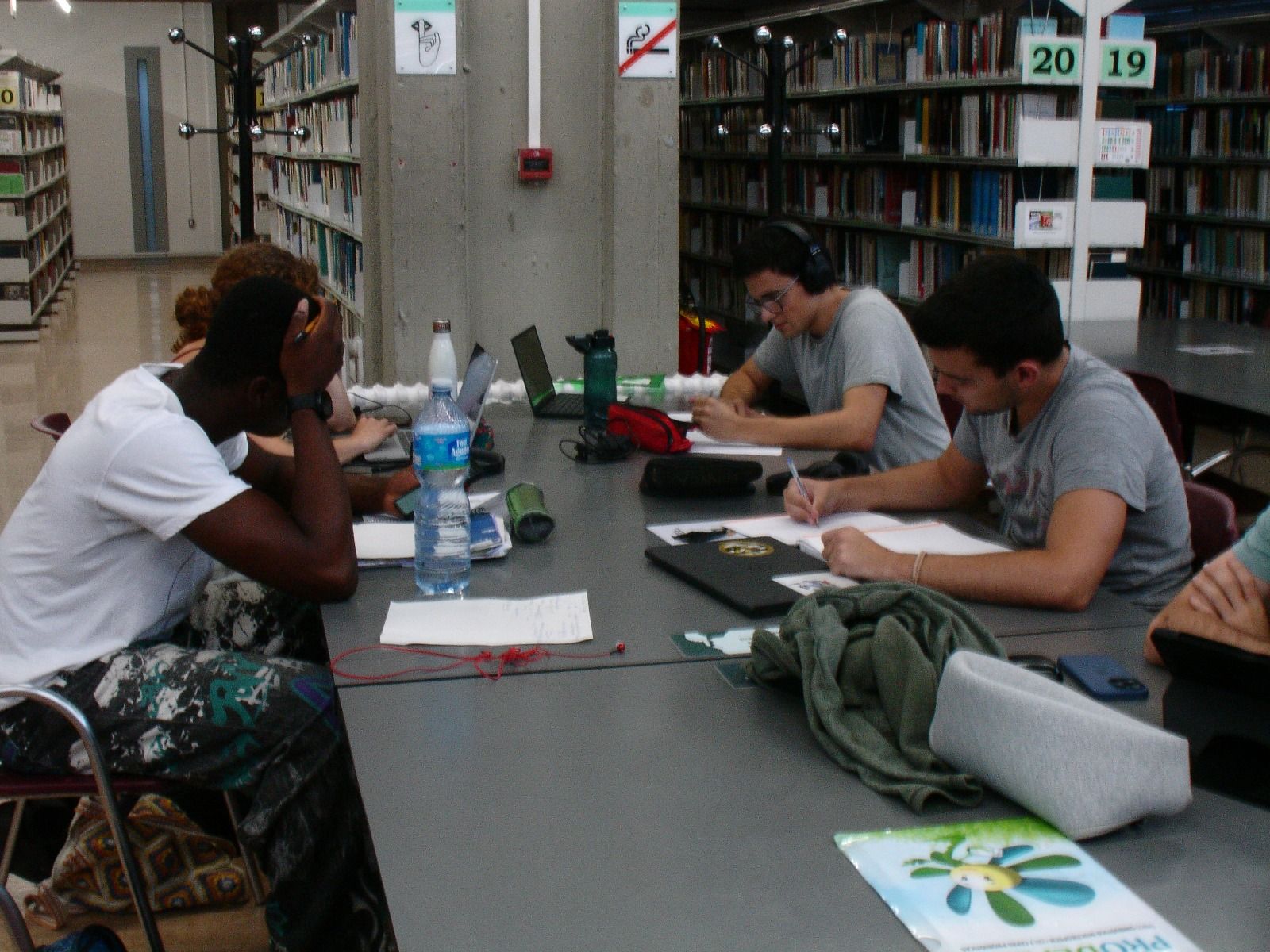 Un grup d'estudiants universitaris prepara en comunitat les proves pels últims exàmens. FOTO: Rub Un grup d'estudiants universitaris prepara en comunitat les proves pels últims exàmens. FOTO: Rub