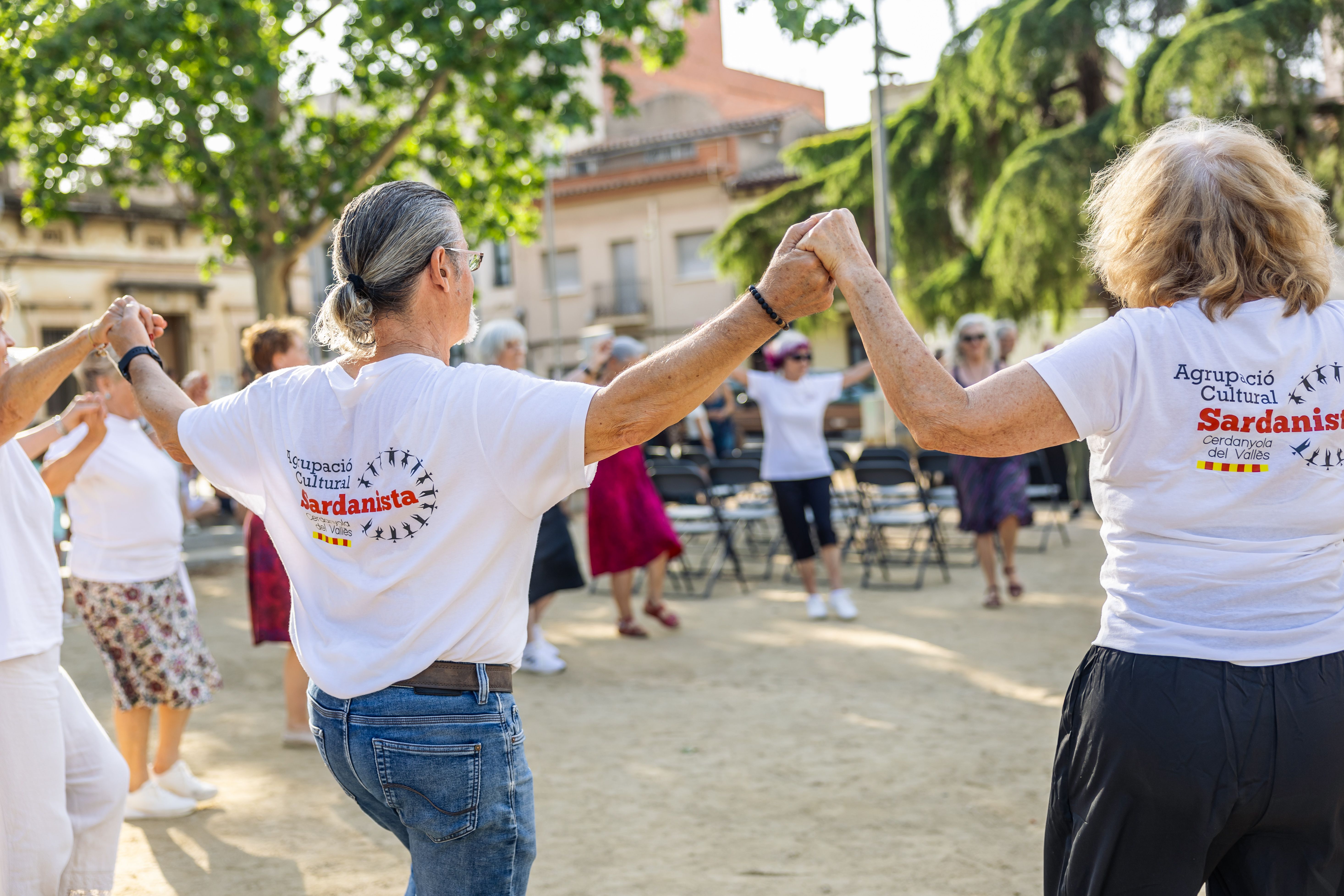 Instants de la revetlla de Sant Joan a Cerdanyola, des de l'arribada de la flama del Canigó fins a l'encesa de la foguera al parc Xarau. FOTO: Arnau Padilla.