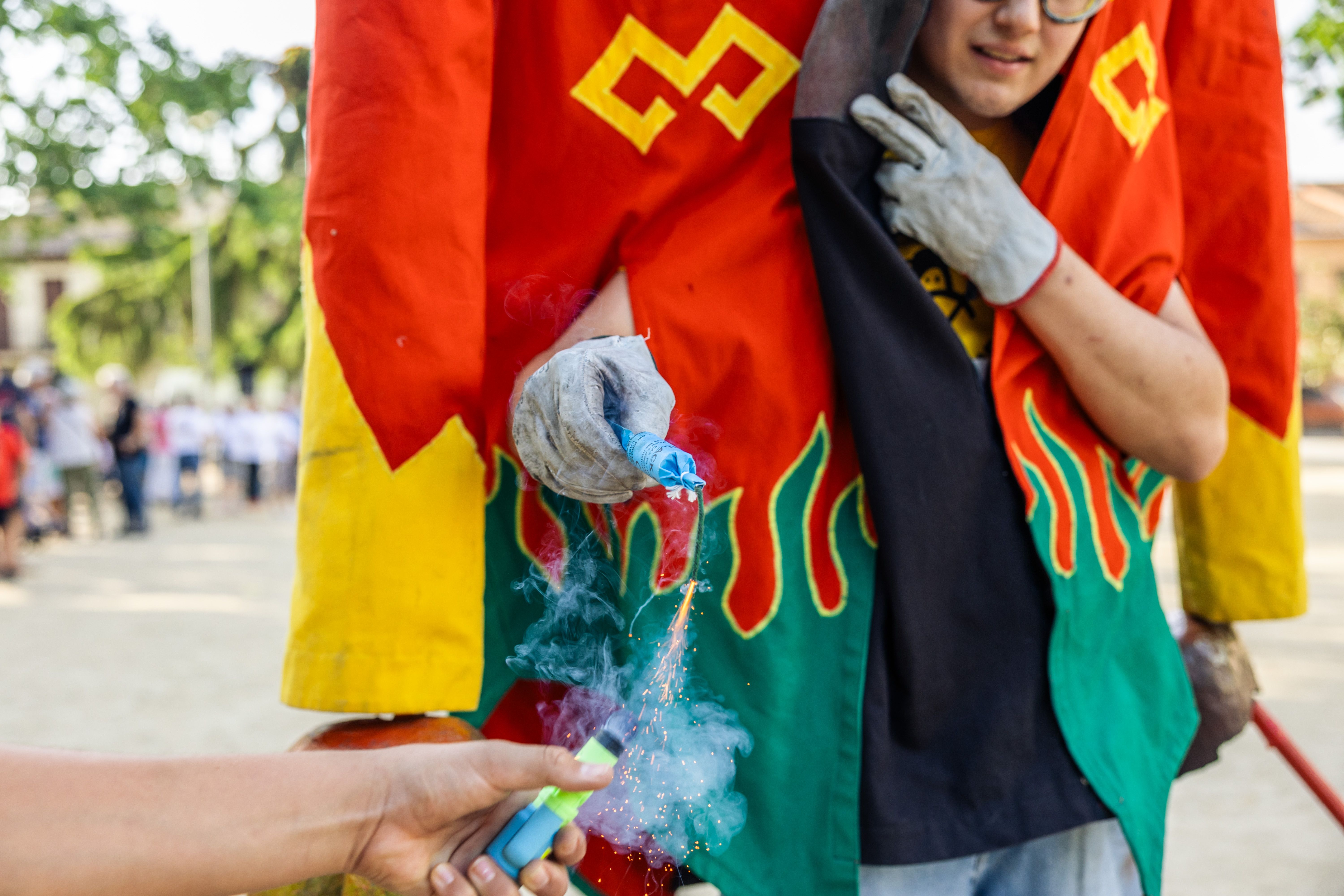 Instants de la revetlla de Sant Joan a Cerdanyola, des de l'arribada de la flama del Canigó fins a l'encesa de la foguera al parc Xarau. FOTO: Arnau Padilla.
