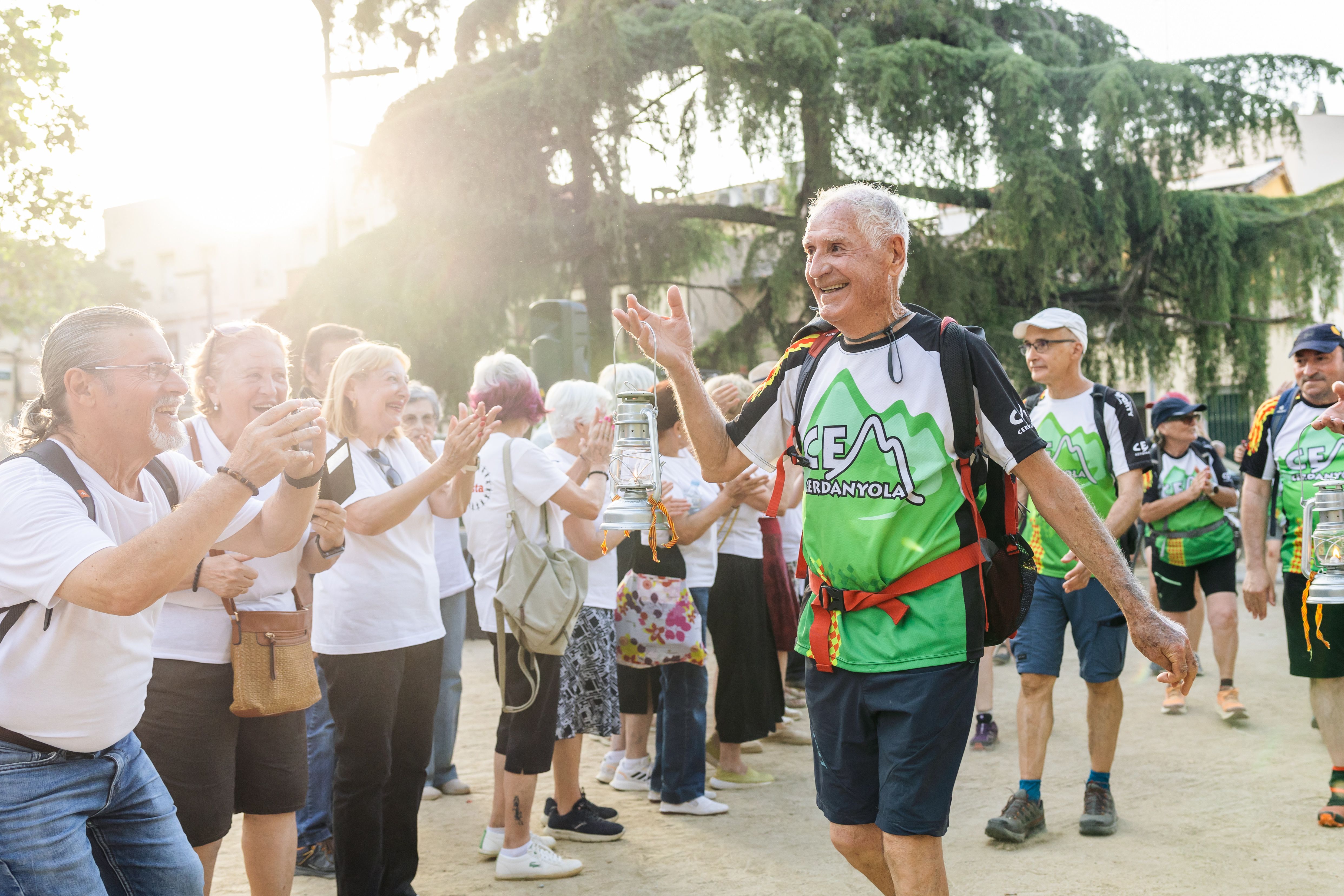 Instants de la revetlla de Sant Joan a Cerdanyola, des de l'arribada de la flama del Canigó fins a l'encesa de la foguera al parc Xarau. FOTO: Arnau Padilla.