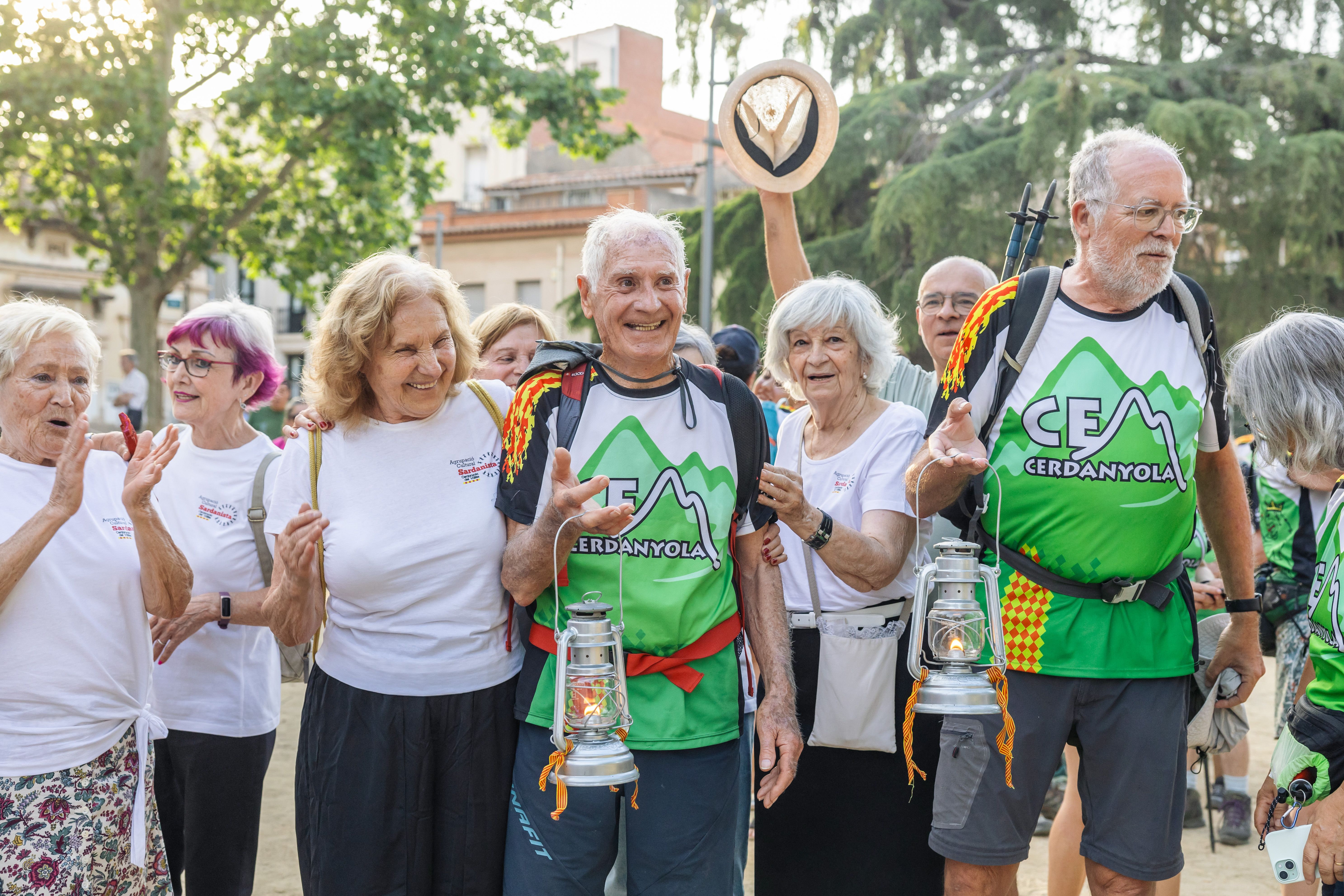 Instants de la revetlla de Sant Joan a Cerdanyola, des de l'arribada de la flama del Canigó fins a l'encesa de la foguera al parc Xarau. FOTO: Arnau Padilla.