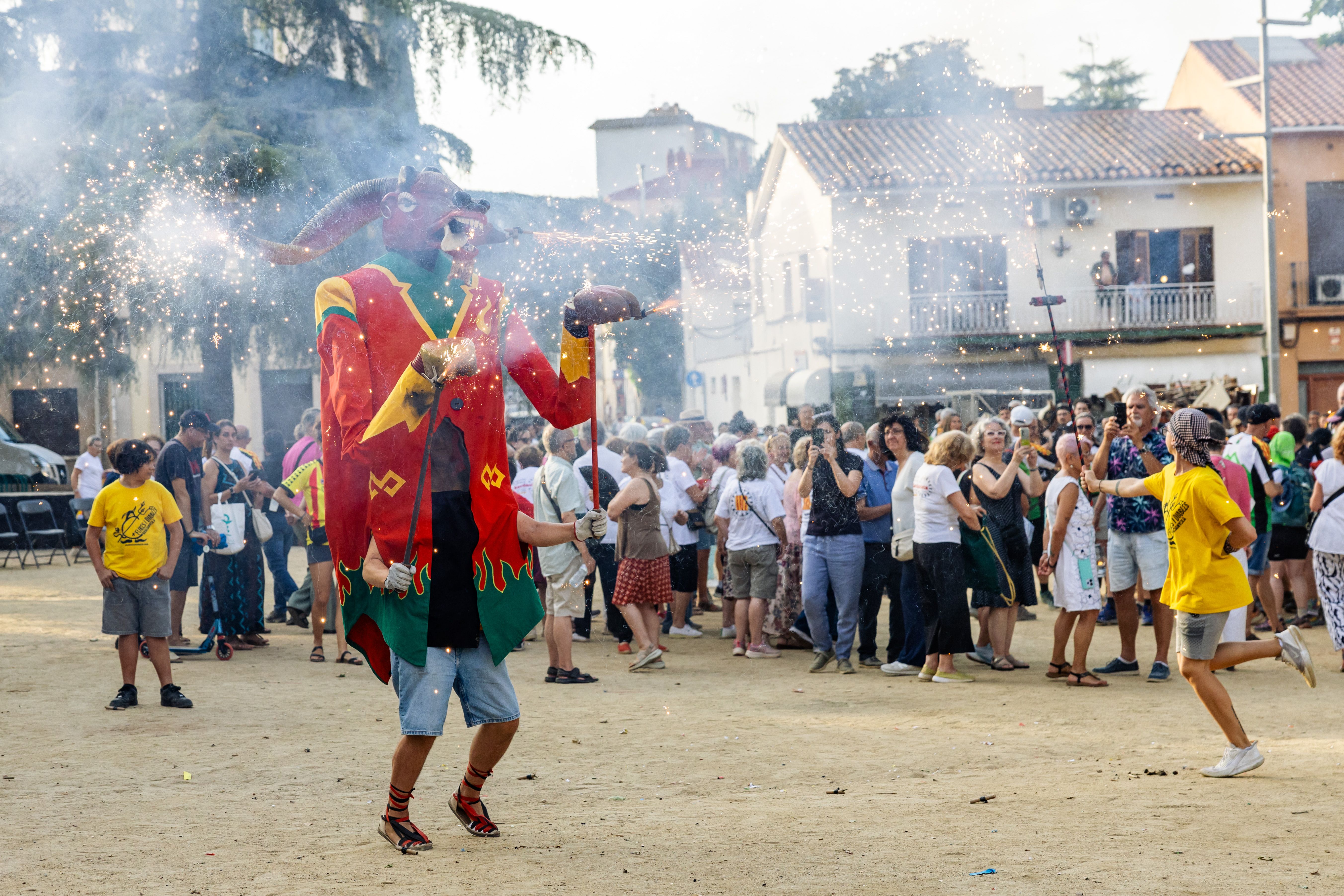 Instants de la revetlla de Sant Joan a Cerdanyola, des de l'arribada de la flama del Canigó fins a l'encesa de la foguera al parc Xarau. FOTO: Arnau Padilla.