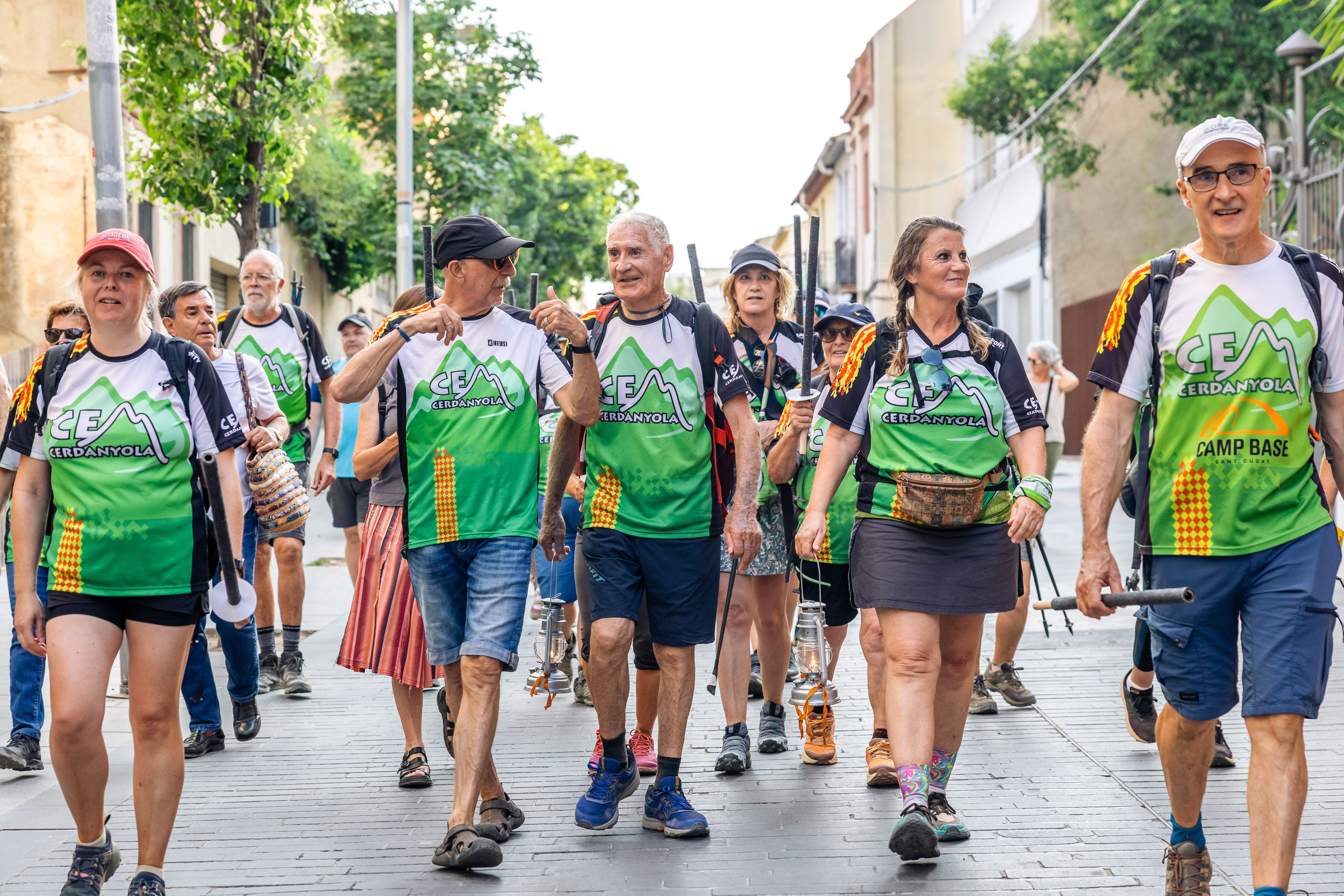 Instants de la revetlla de Sant Joan a Cerdanyola, des de l'arribada de la flama del Canigó fins a l'encesa de la foguera al parc Xarau. FOTO: Arnau Padilla.
