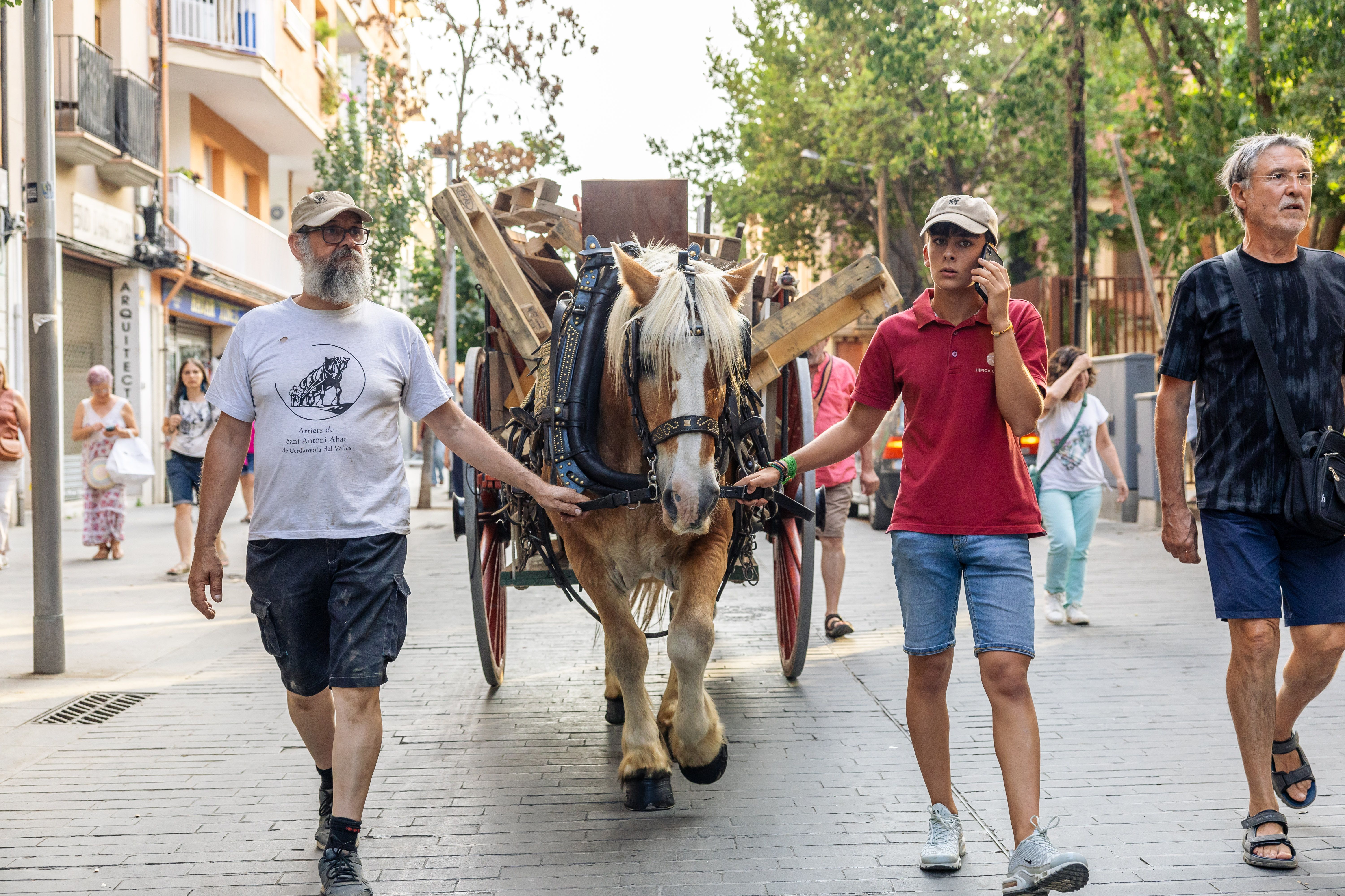 Instants de la revetlla de Sant Joan a Cerdanyola, des de l'arribada de la flama del Canigó fins a l'encesa de la foguera al parc Xarau. FOTO: Arnau Padilla.