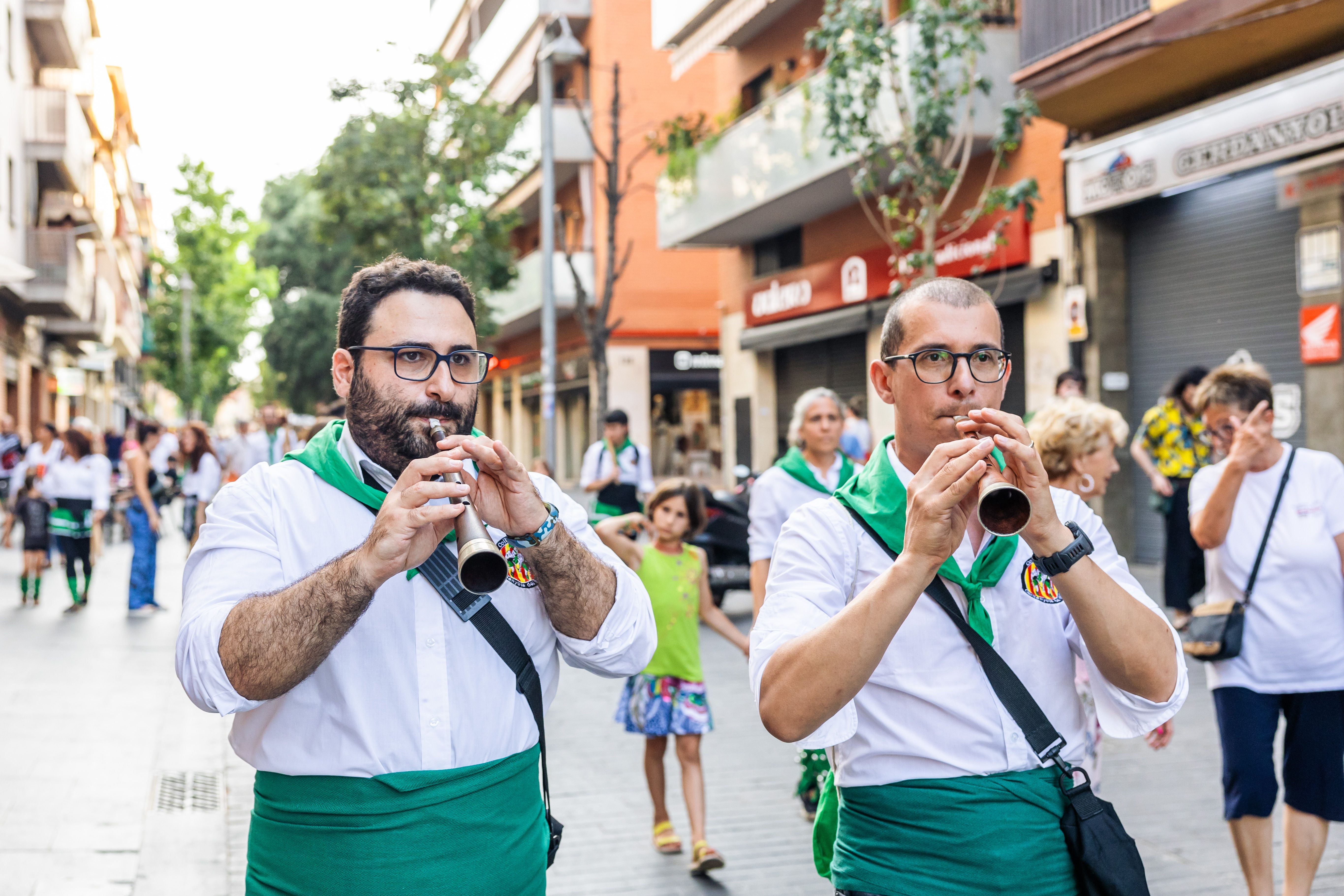 Instants de la revetlla de Sant Joan a Cerdanyola, des de l'arribada de la flama del Canigó fins a l'encesa de la foguera al parc Xarau. FOTO: Arnau Padilla.