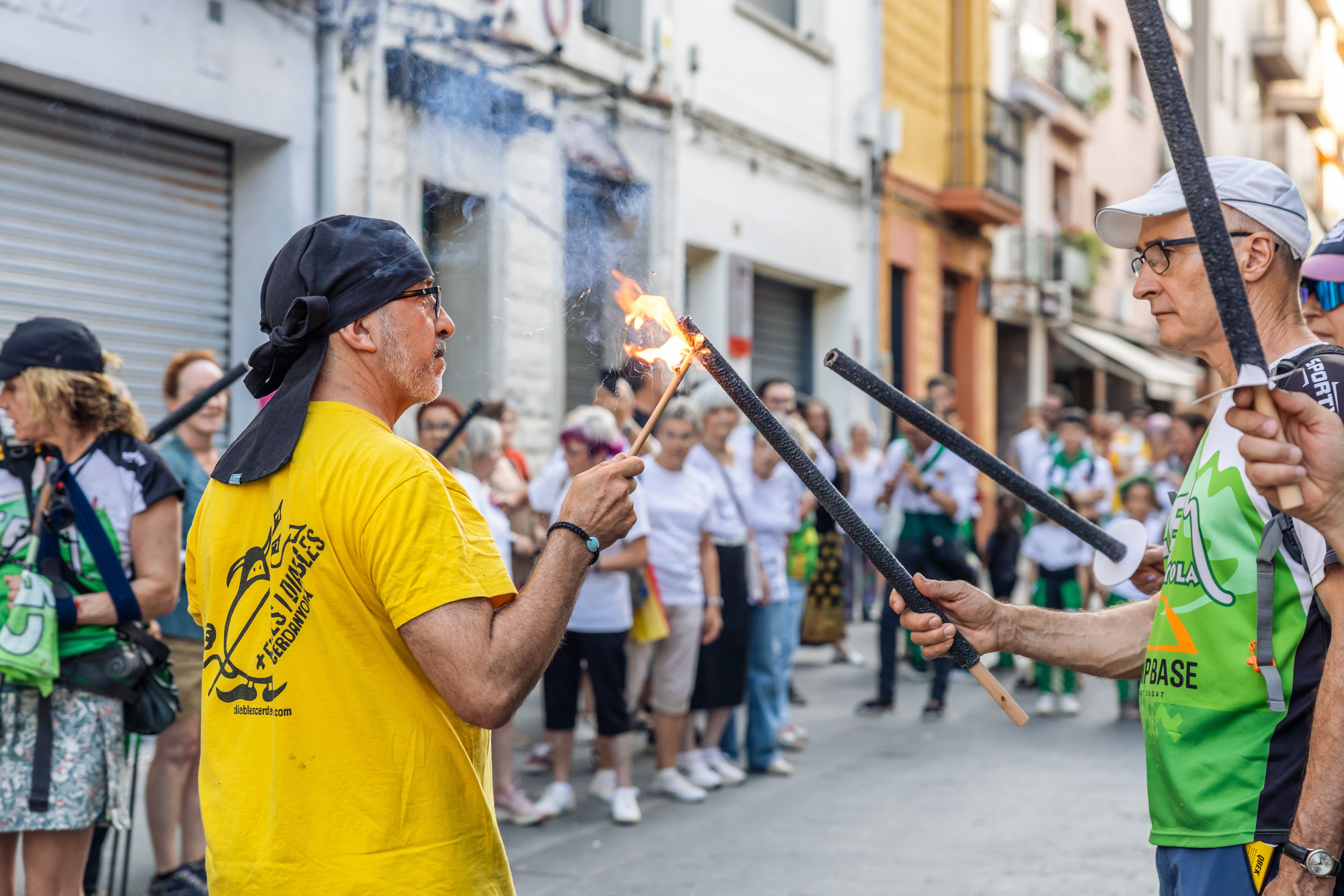 Instants de la revetlla de Sant Joan a Cerdanyola, des de l'arribada de la flama del Canigó fins a l'encesa de la foguera al parc Xarau. FOTO: Arnau Padilla.
