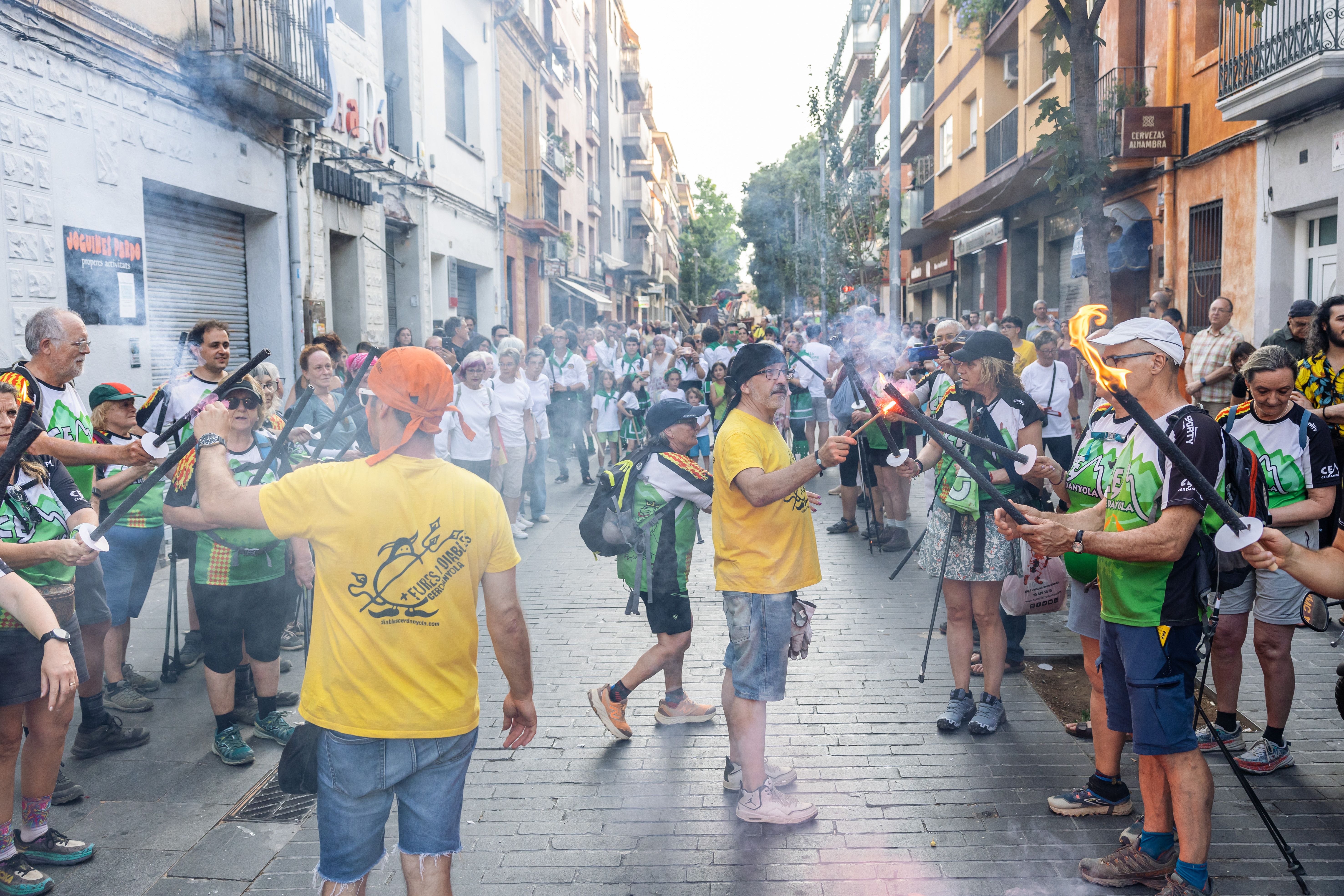 Instants de la revetlla de Sant Joan a Cerdanyola, des de l'arribada de la flama del Canigó fins a l'encesa de la foguera al parc Xarau. FOTO: Arnau Padilla.