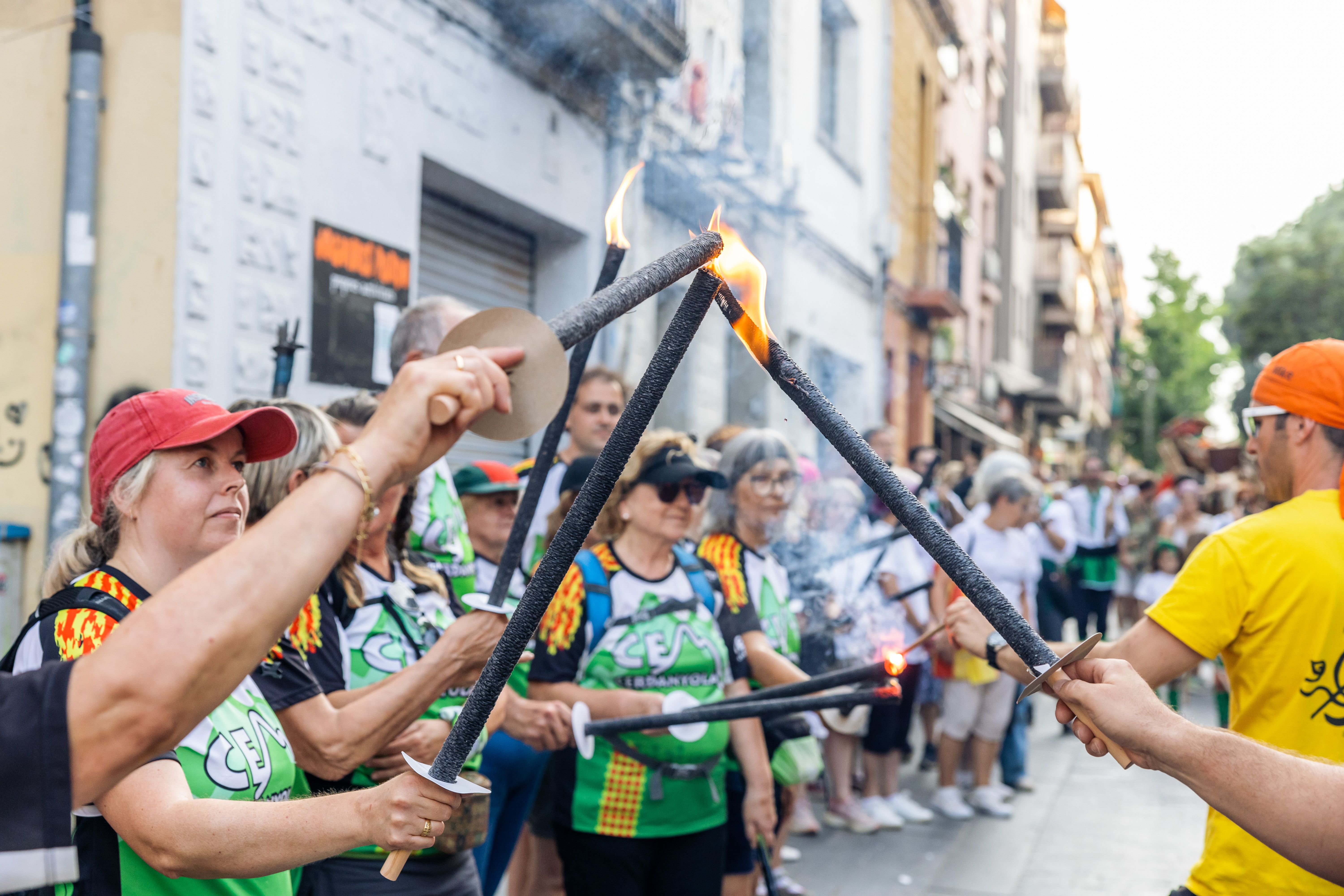 Instants de la revetlla de Sant Joan a Cerdanyola, des de l'arribada de la flama del Canigó fins a l'encesa de la foguera al parc Xarau. FOTO: Arnau Padilla.